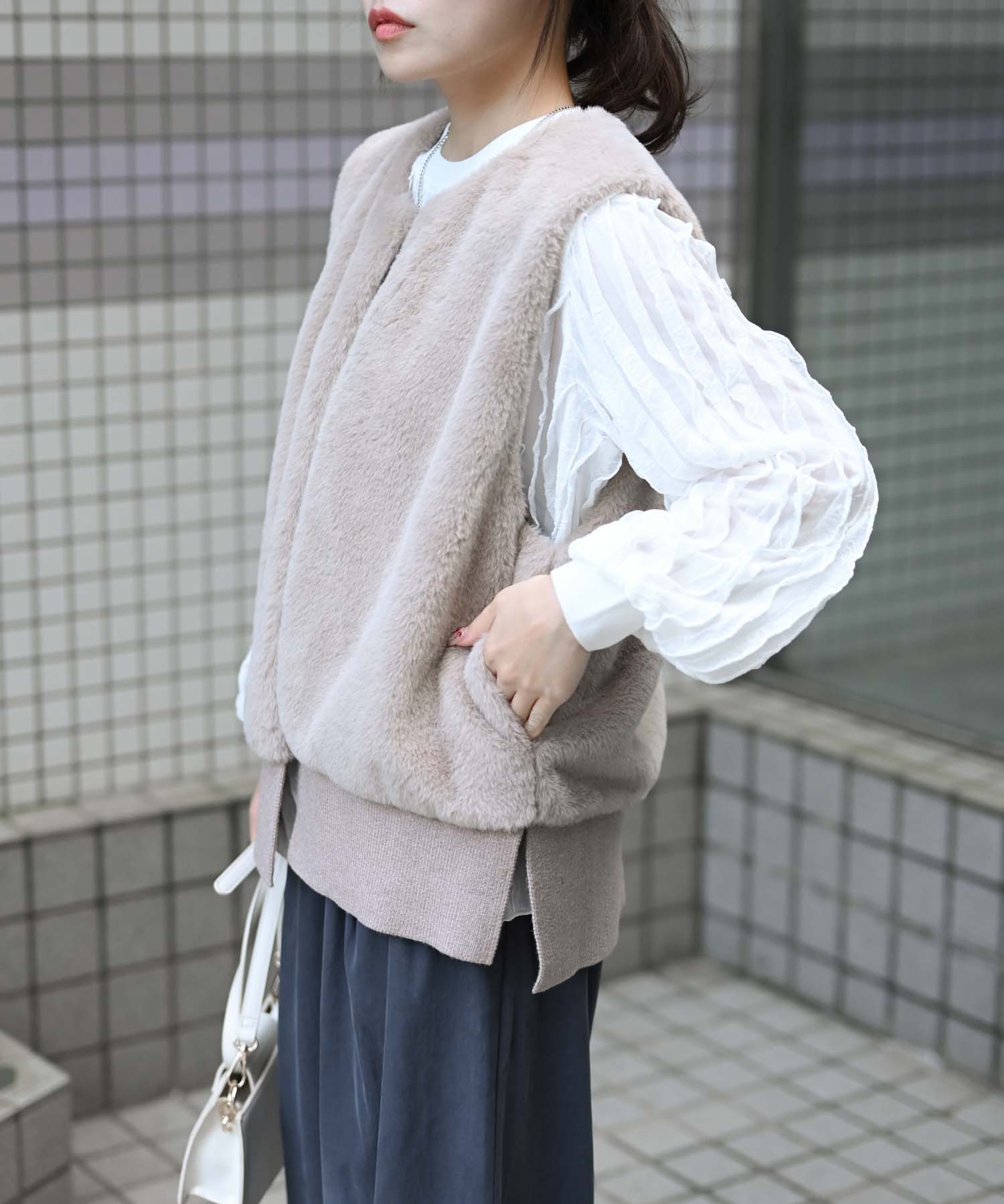 ベージュ