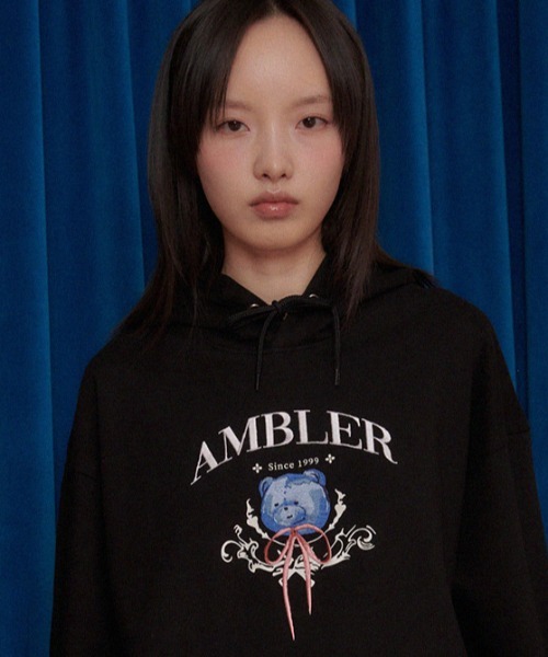 A'GEM/9 × .kom 『AMBLER/アンブラー』 Blue ribbon bearoverfit foodie /リボンブルーベア  フーディーパーカー 韓国ブランドセレクト│A'GEM/9×.KOM【公式】｜韓国・ストリートブランド通販サイト エージェムナイン ドットケーオーエム