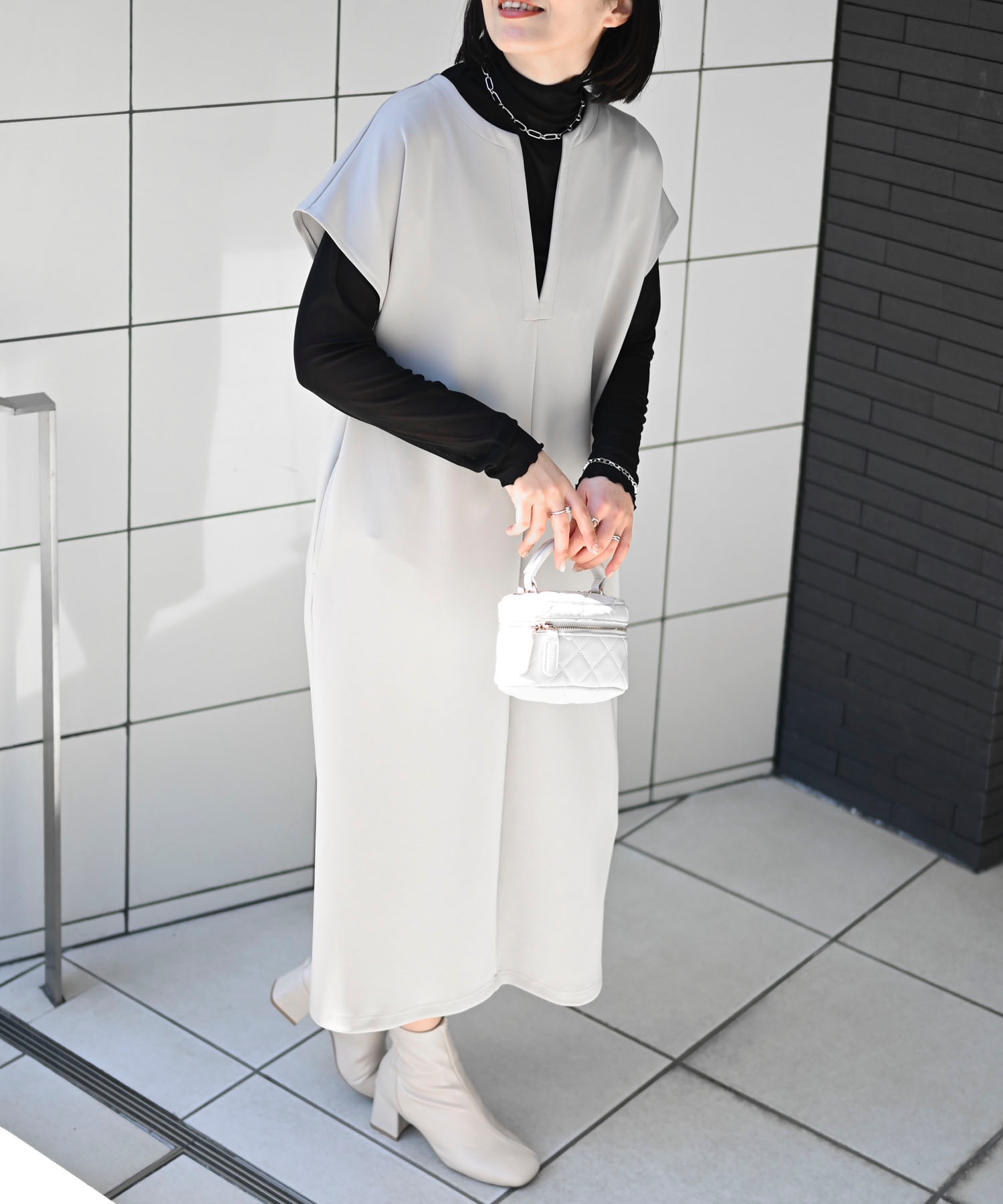 ライトグレー