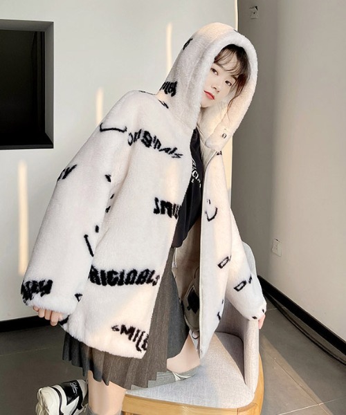 kom/ドットケーオーエム』スマイル 総柄 フード付きボアブルゾン .KOM