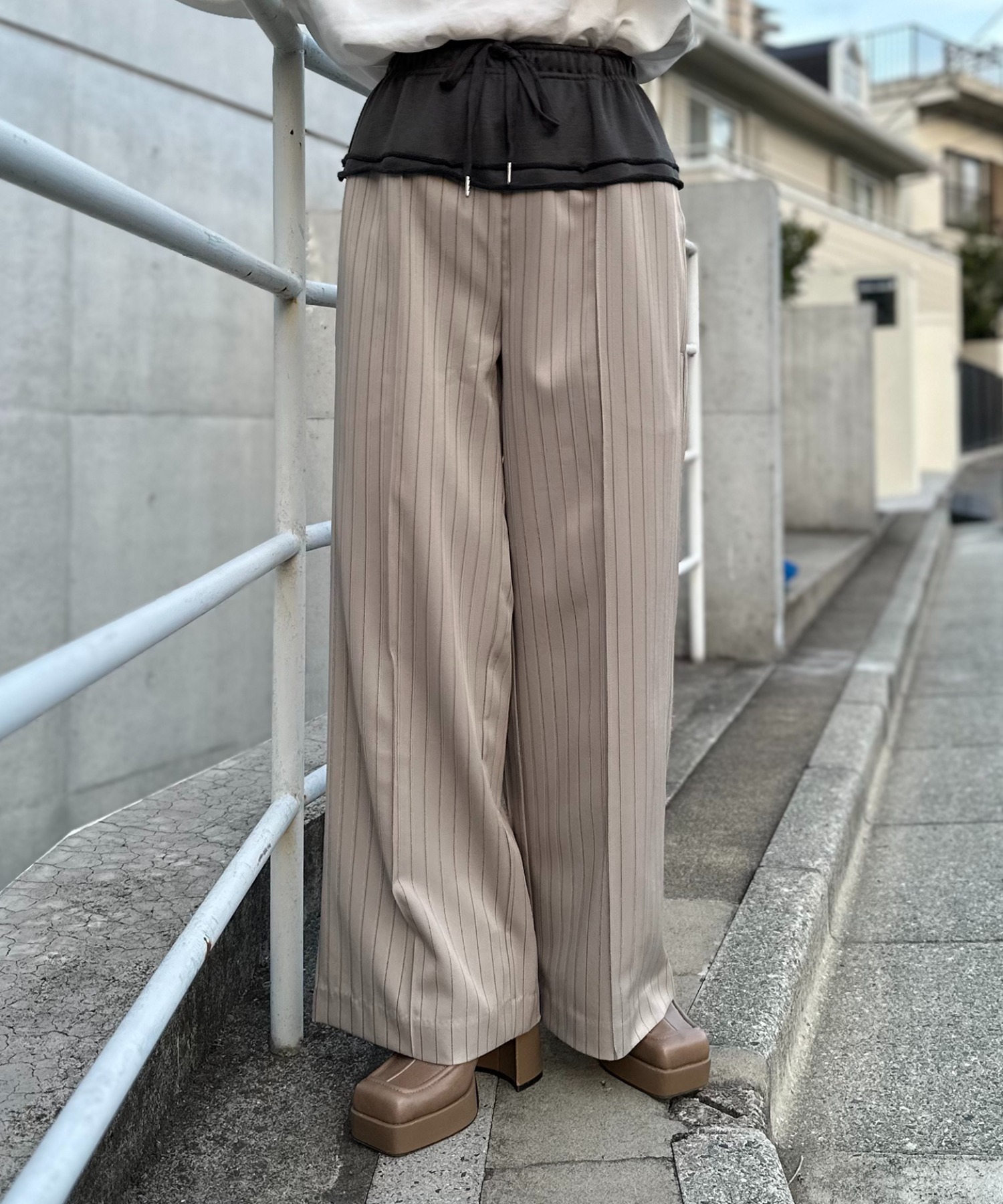 グレイッシュベージュ
model:154cm 着用サイズ:FREE