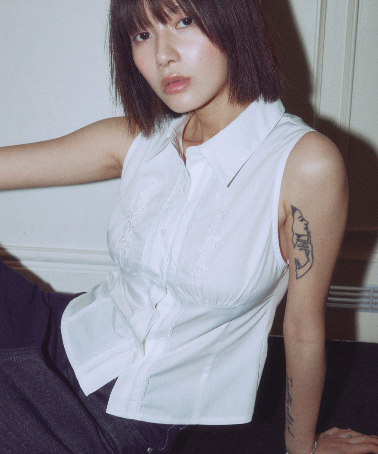 ブラウス シャツ A'GEM/9 × .kom 「NIIER NOR/ニーアノア」 ROSE SLEEVELESS SHIRT/ローズ スリーブノース A'GEM/9 × .kom 『NIIER NOR/ニーアノア』 ROSE SLEEVELESS