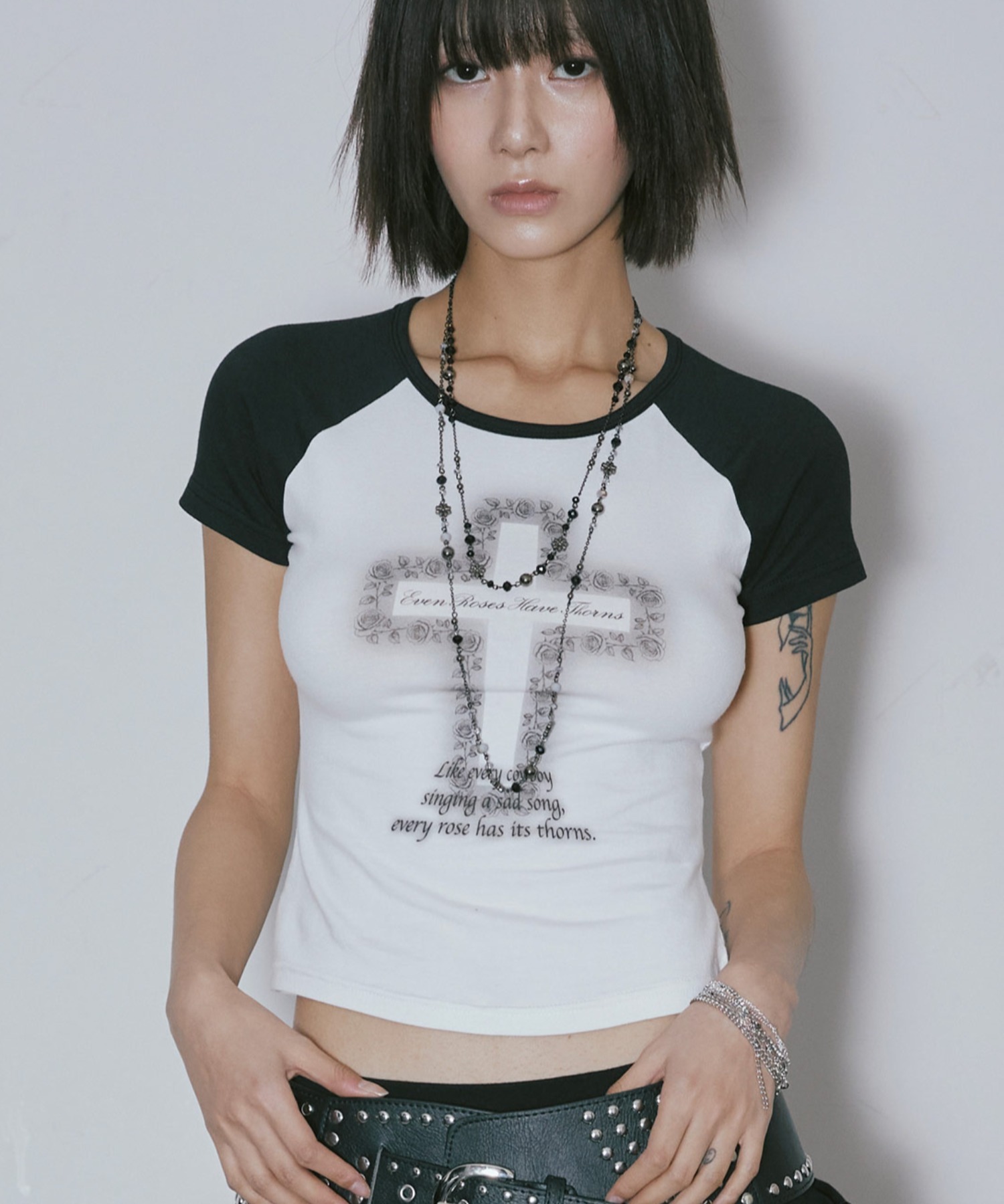 tシャツ A'GEM/9 × .kom 「NIIER NOR/ニーアノア」 CROSS ROSE RAGLAN TEE/クロスローズ ラグラン TEE A'GEM/9 × .kom 『NIIER NOR/ニーアノア』 CROSS ROSE RAGLAN