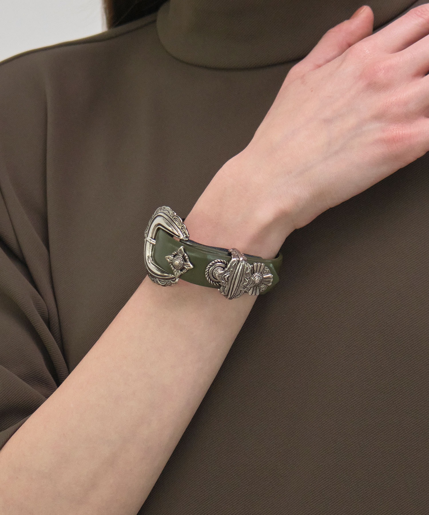 TOGA PULLA/トーガプルラ】Motif leather bangle/モチーフレザー