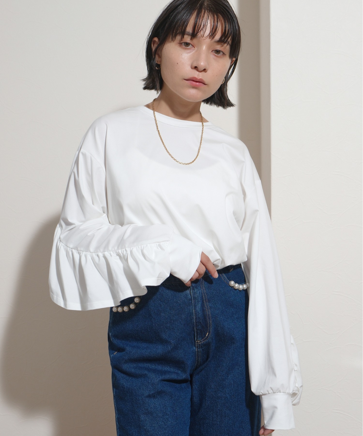 yori  バックフリルオーバーカットソー ホワイト 新品タグ付✨yori バックフレアオーバーカットソー フリル裾 半袖