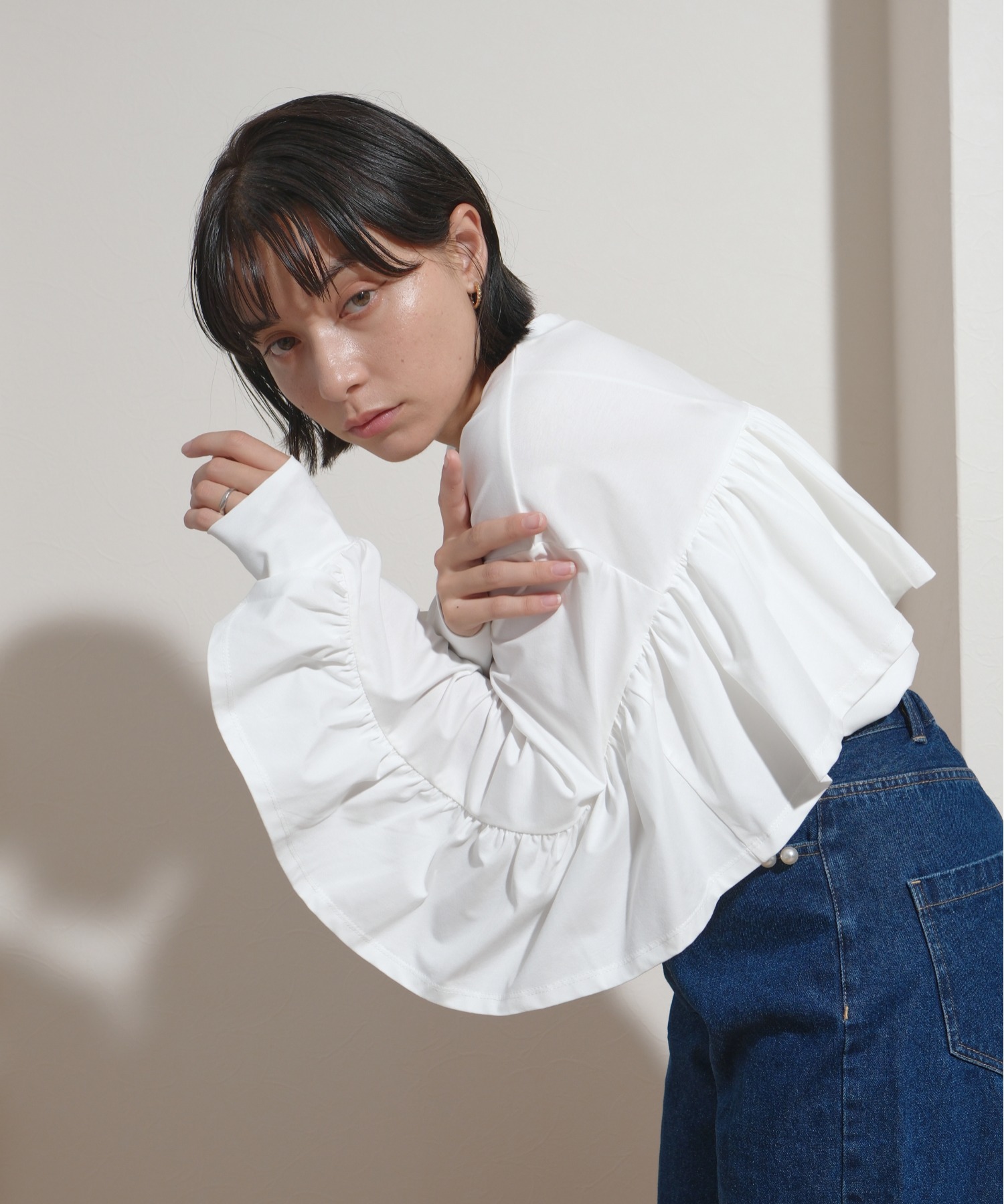 yori  バックフリルオーバーカットソー ホワイト バックフリルブラウス – yori shirocon