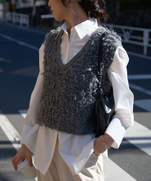 グレー