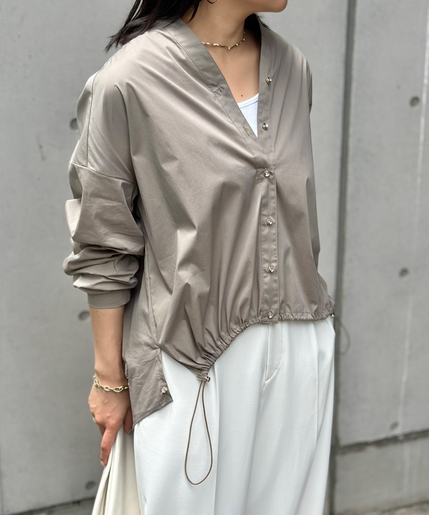 ブラウス シャツ ドロストヘムキーネックシャツ レディース ドロストヘムキーネックシャツ Emma Taylor│STYLEDOOR スタイルドア