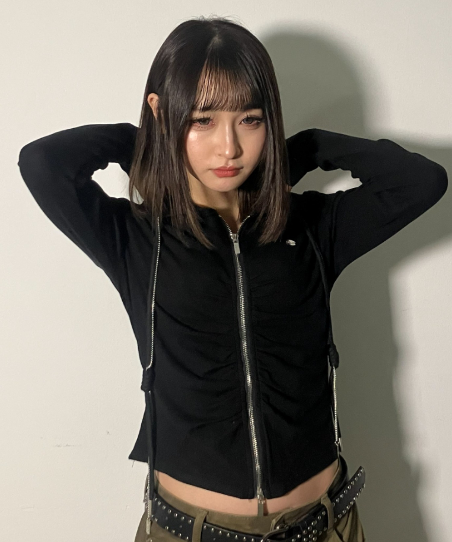 KOM/ドットケーオーエム』Center Ruched Zip-Up Hoodie / センター
