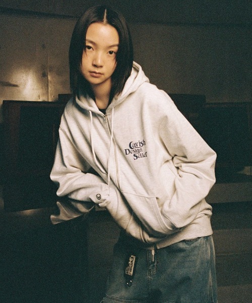 パーカー A'GEM/9 × .kom「CAVISH/カビシ」W SELLER LOGO CROPPED HOODIE レディース Cavish パーカー A'GEM/9 × .kom「CAVISH/カビシ」W SELLER LOGO