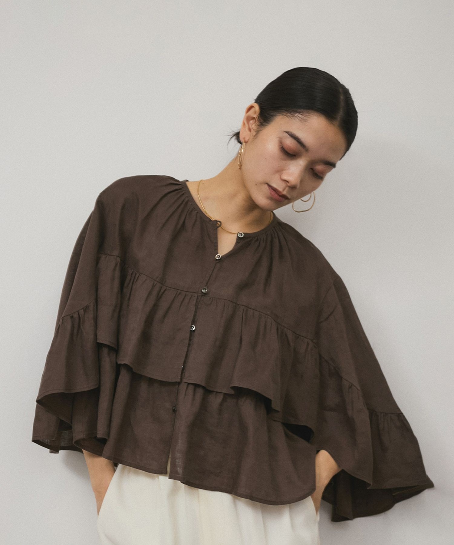 WEB限定】ヨーロピアンフラックスリネンフリルブラウス