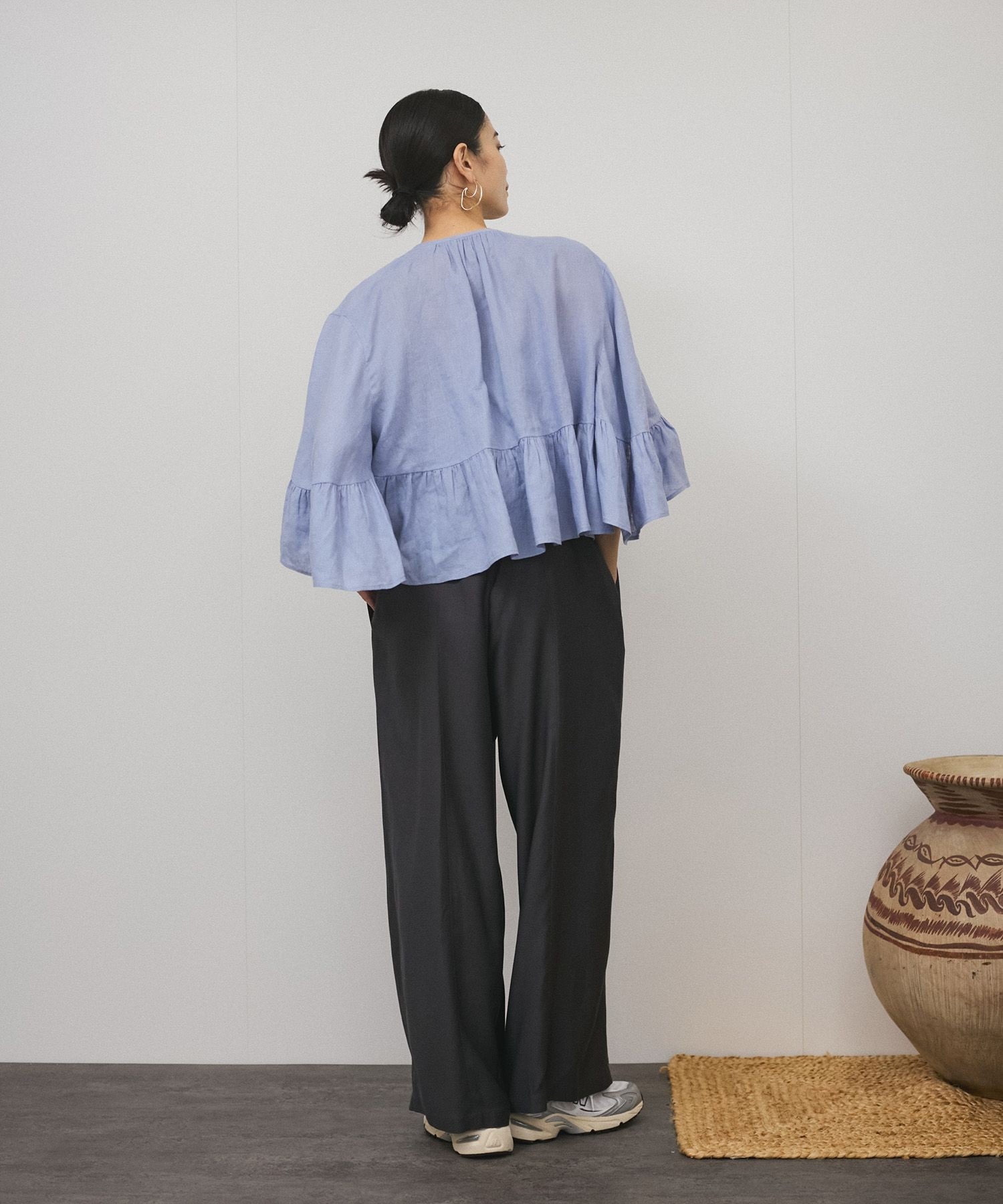 WEB限定】ヨーロピアンフラックスリネンフリルブラウス