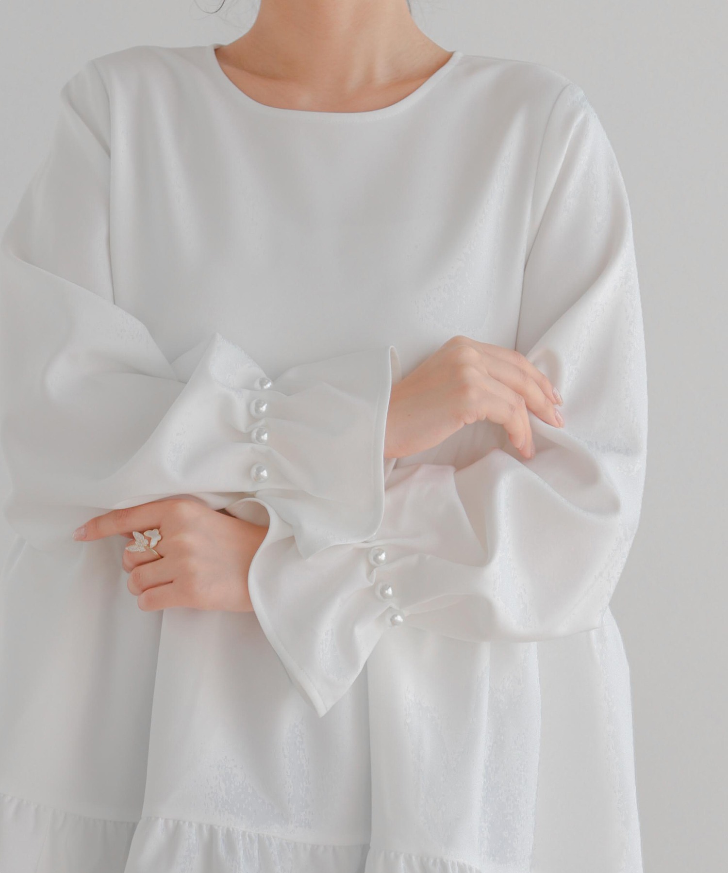 タックパール袖ティアードトップス