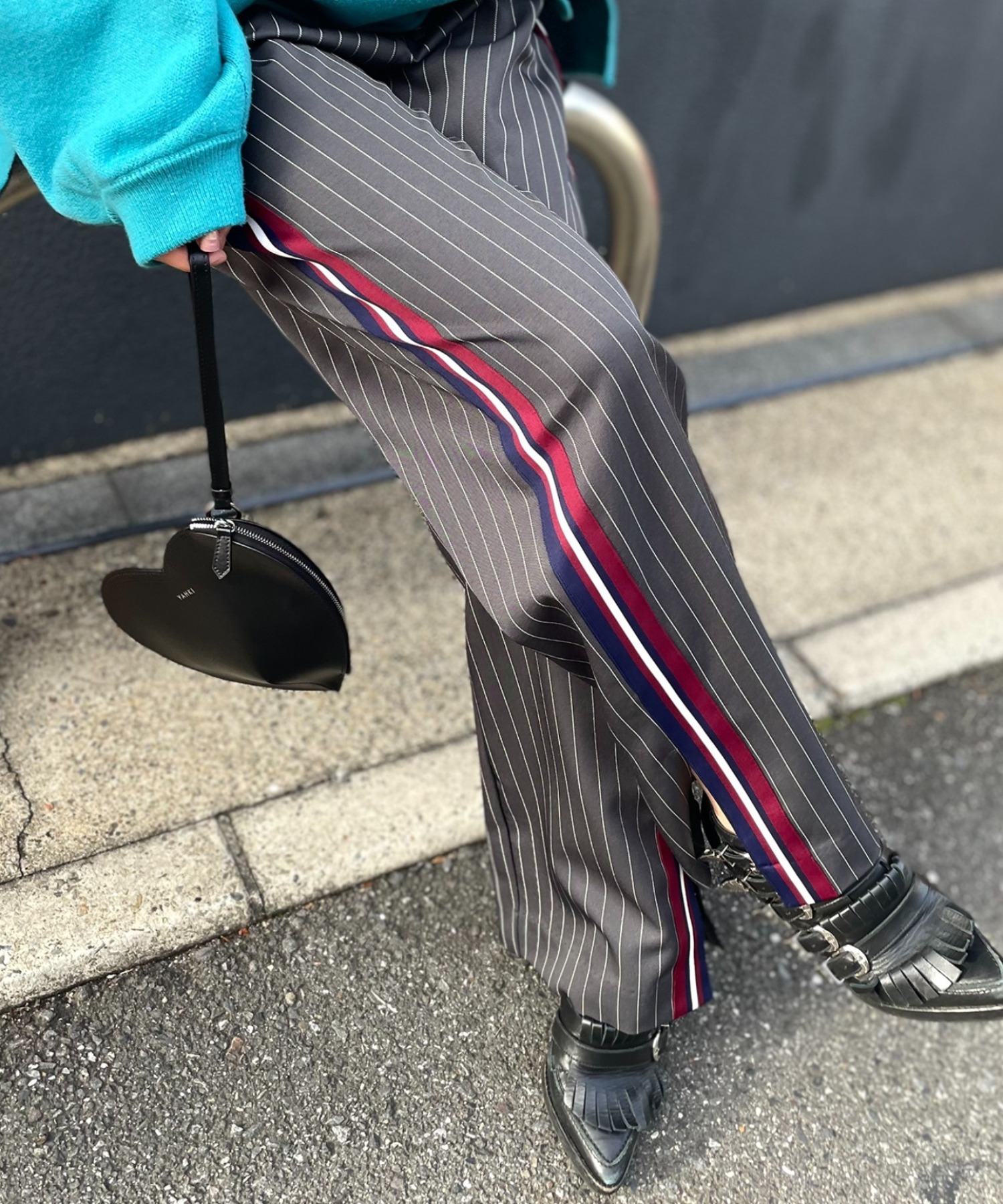 グレー