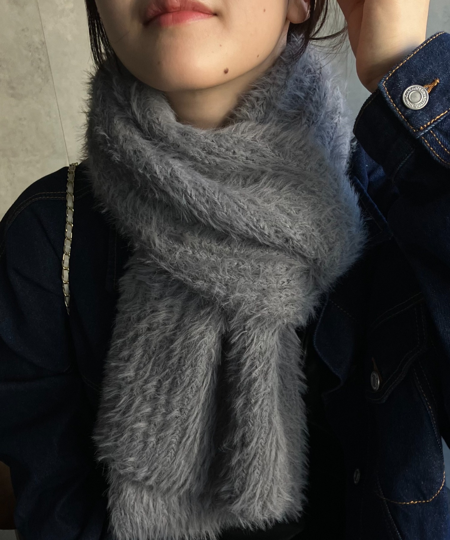 グレー