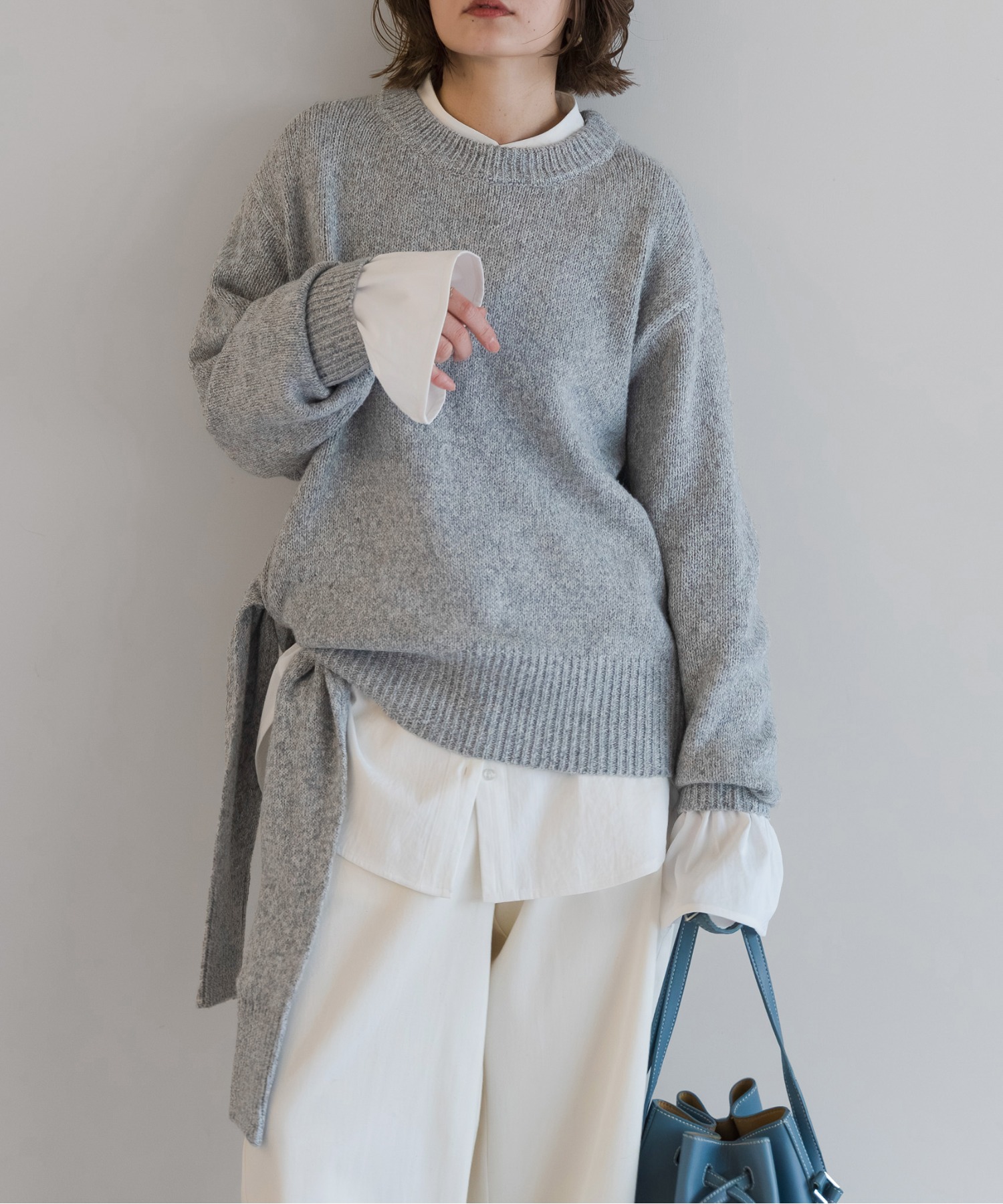 グレー