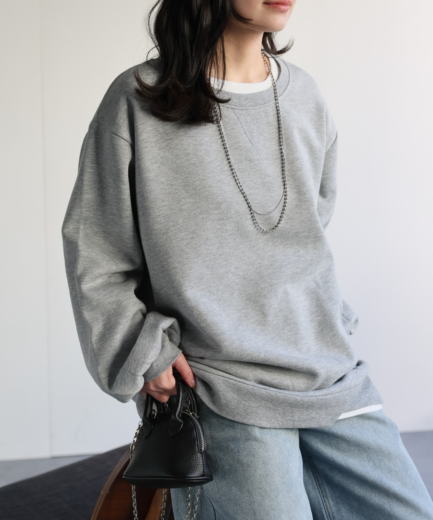 グレー