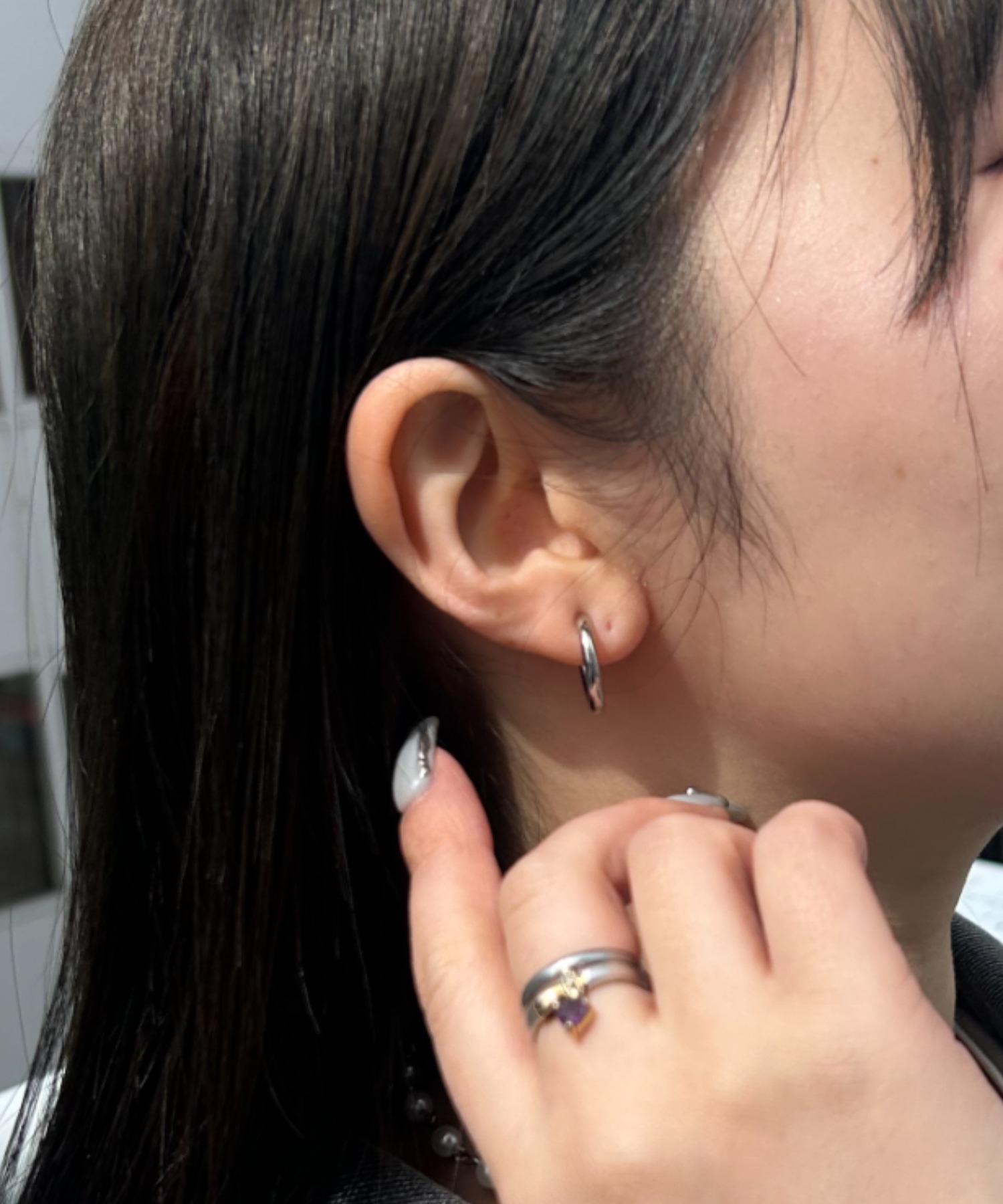 着用：シルバー　華奢なループタイプでさりげないアクセントに重宝します。
【直径17mm】※外寸