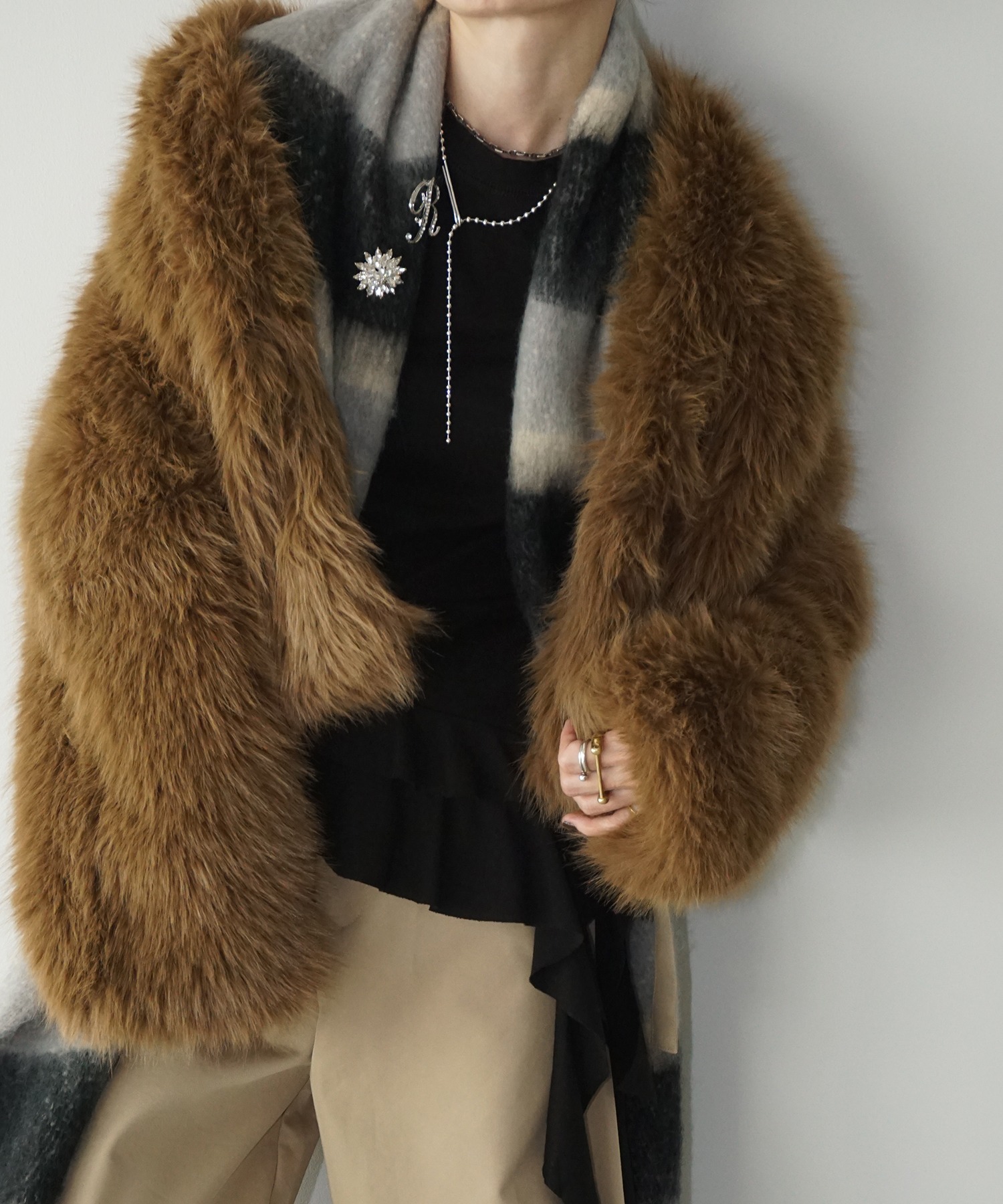 ノーカラー ブラウンファーショートコート chw25a057