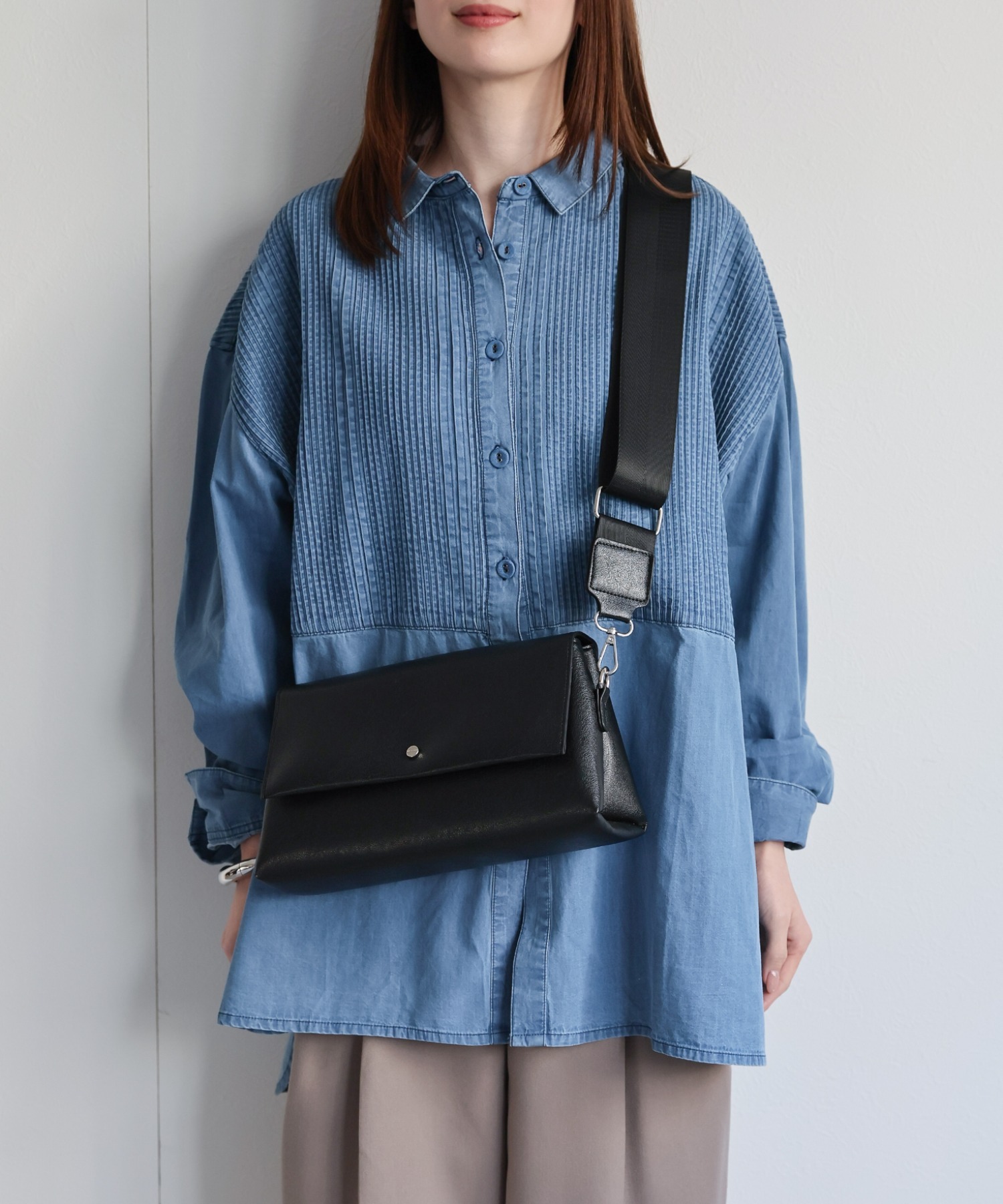 【ショルダーバッグタイプ：伸ばした際の着用イメージ】
model：162cm