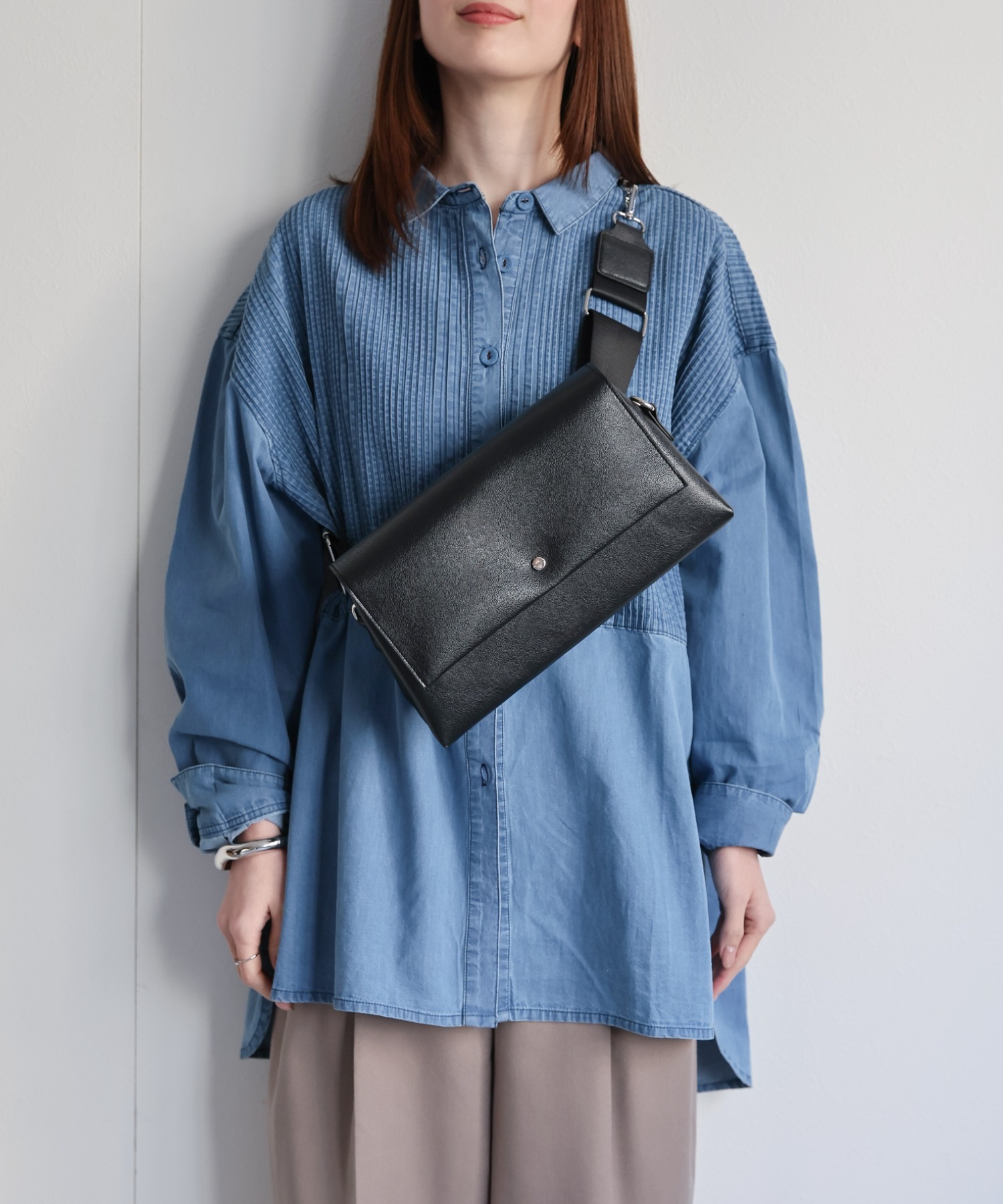 【ボディバッグタイプ：短めにした際の着用イメージ】
model：162cm