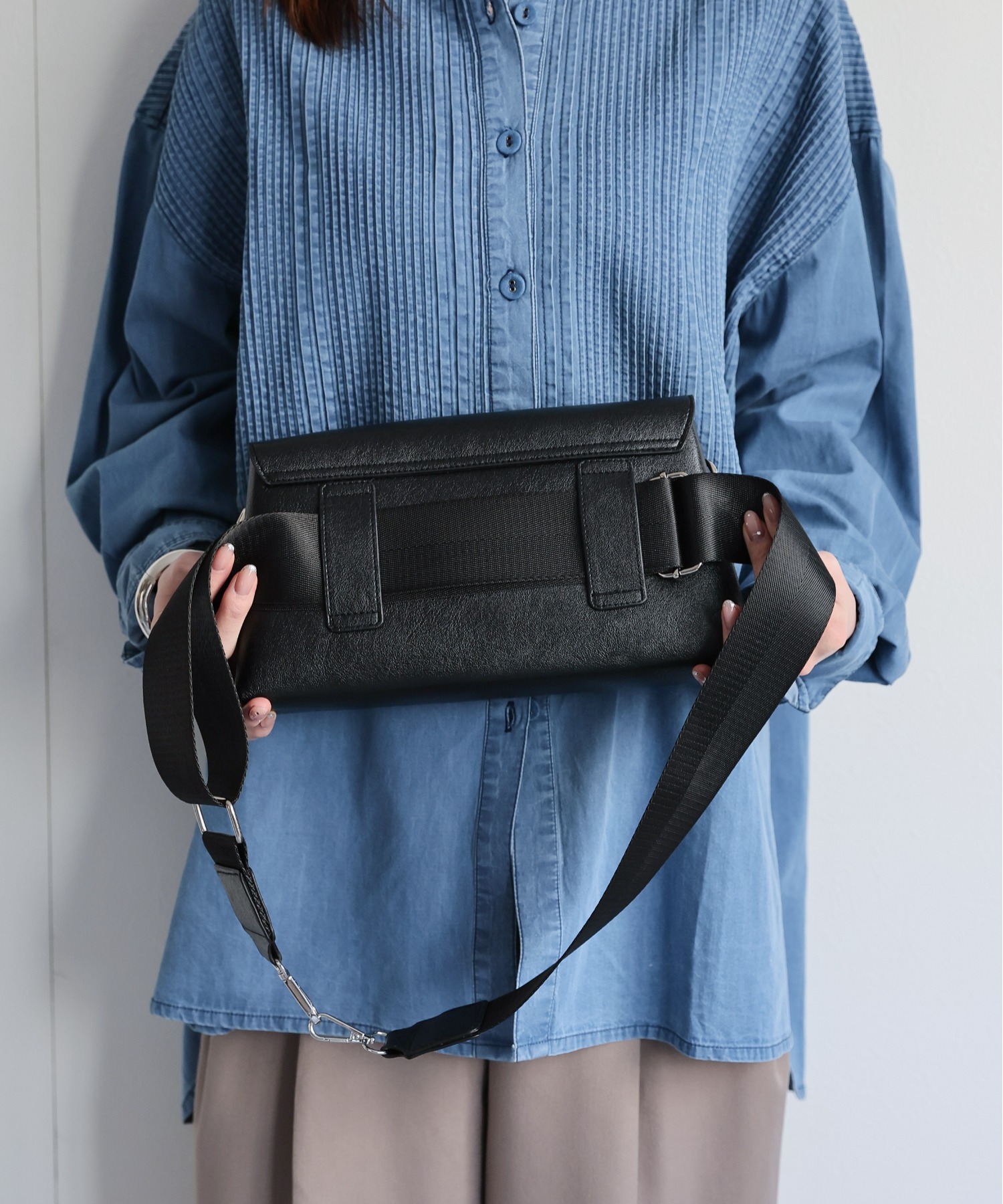 バッグ本体の裏面にループがついており、こちらへ付属のストラップを通していただくとボディバッグに様変わり♪