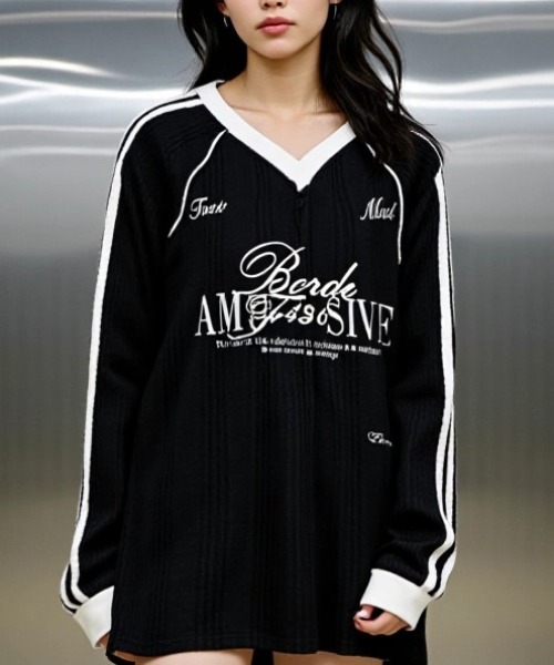 A'GEM/9 × .kom 『.KOM/ドットケーオーエム』 Y2K V-Neck Logo