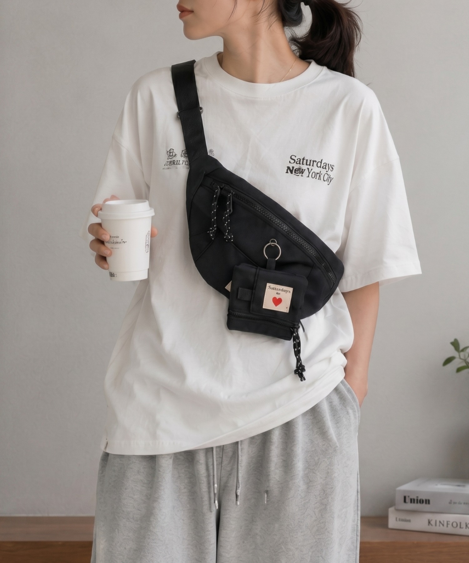 ＜※仕様変更あり。ミニポーチ部分のハートの向きは逆さまになります。＞