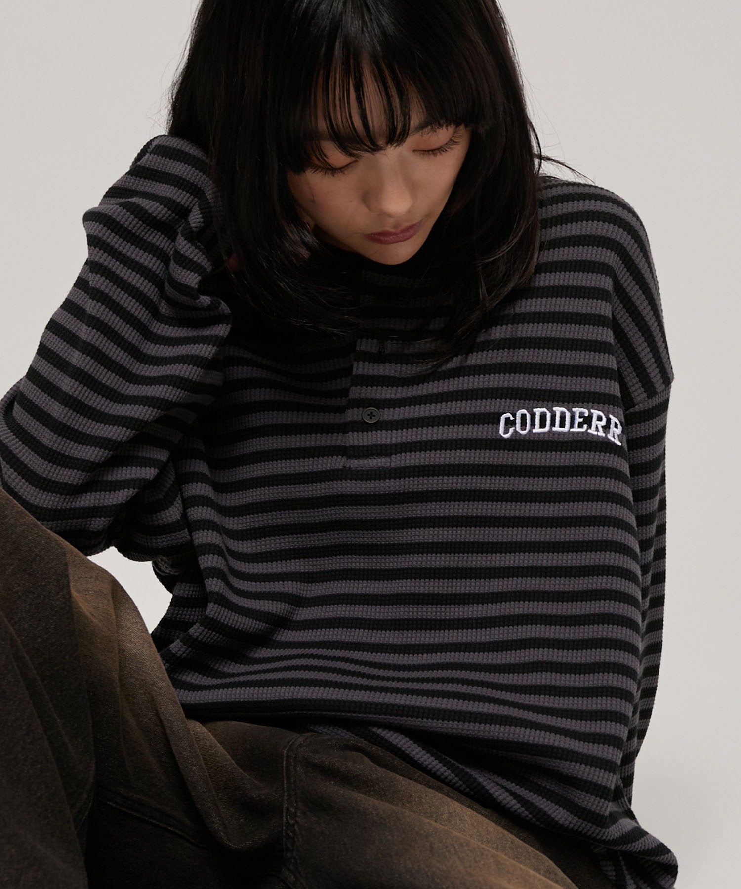 CODDERR】アーチロゴ刺繍 ドローコード ヘンリーネック サーマル長袖T