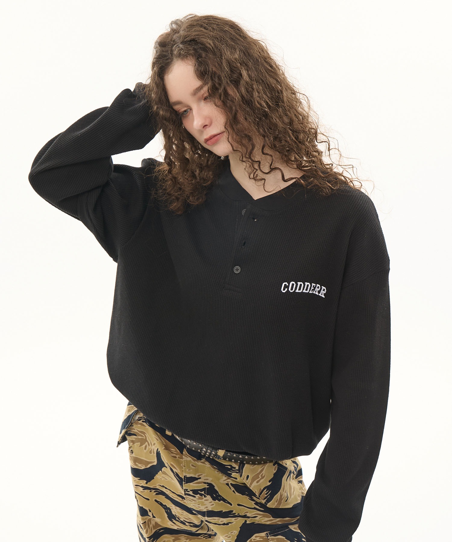CODDERR】アーチロゴ刺繍 ドローコード ヘンリーネック サーマル長袖T