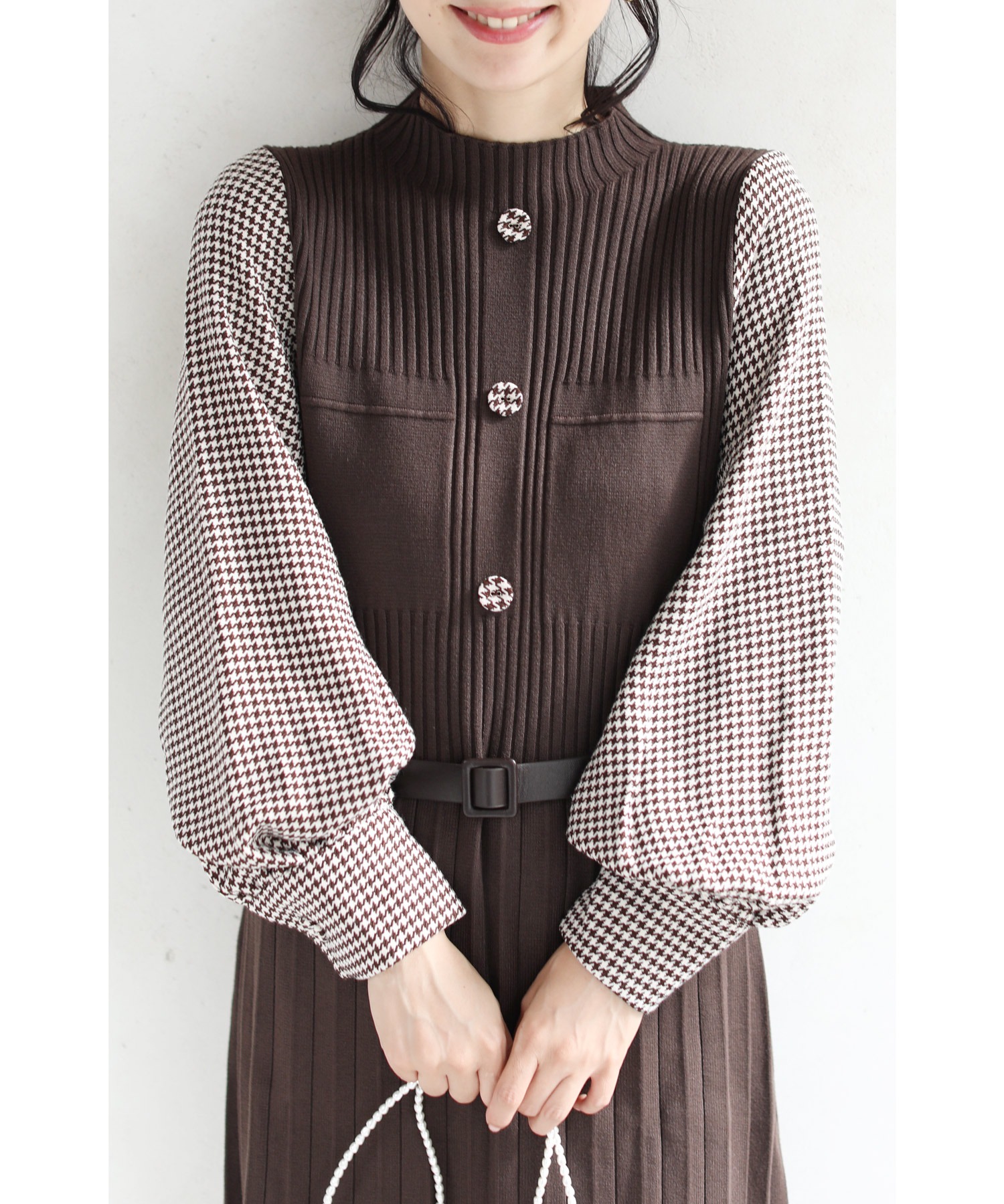 千鳥格子袖のプリーツニットミニワンピース 交換無料 ベルト付き ボリューム袖 チェック柄 モックネック