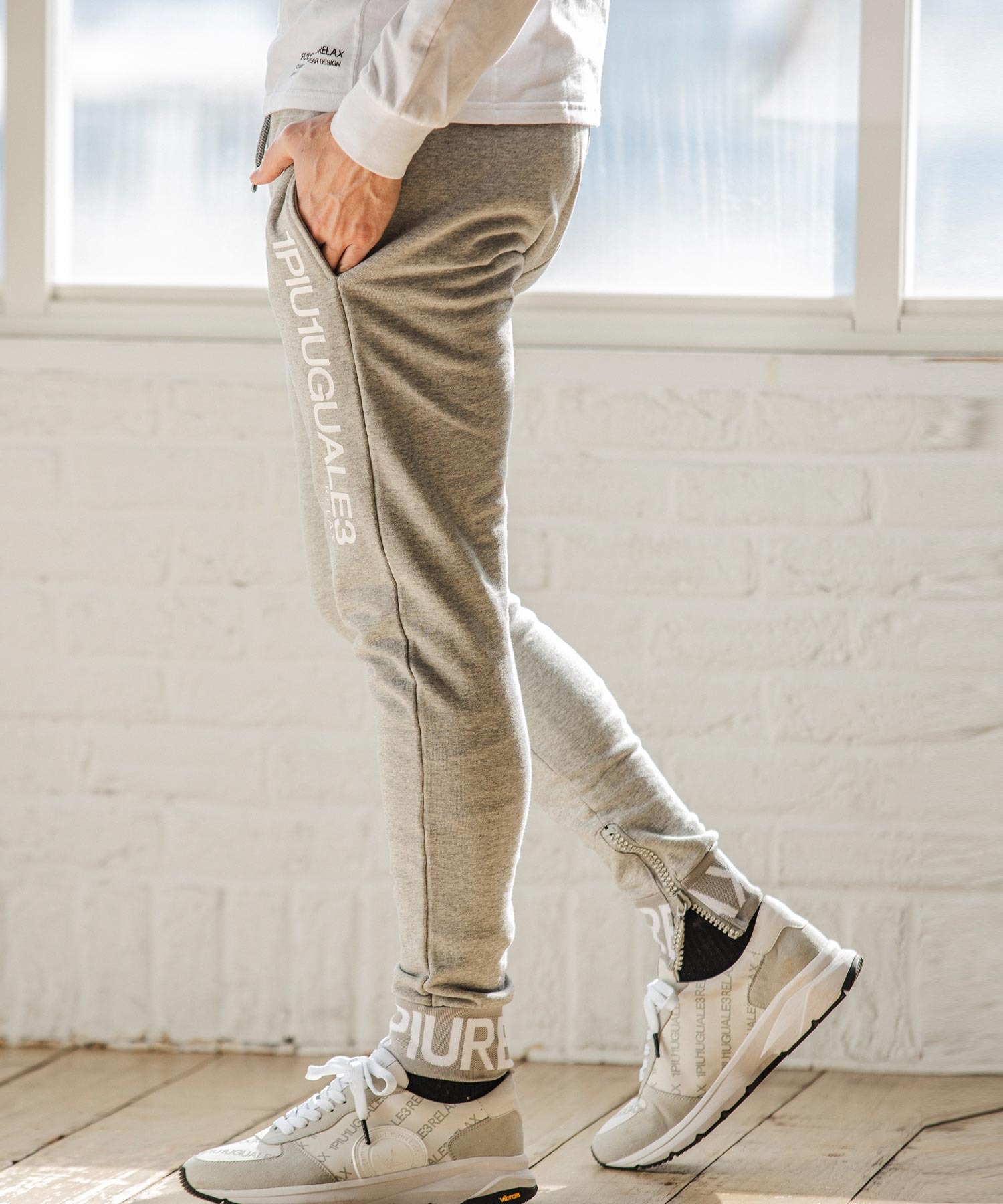 1PIU1UGUALE3 RELAX(ウノピゥウノウグァーレトレ)ラインストーンジップ