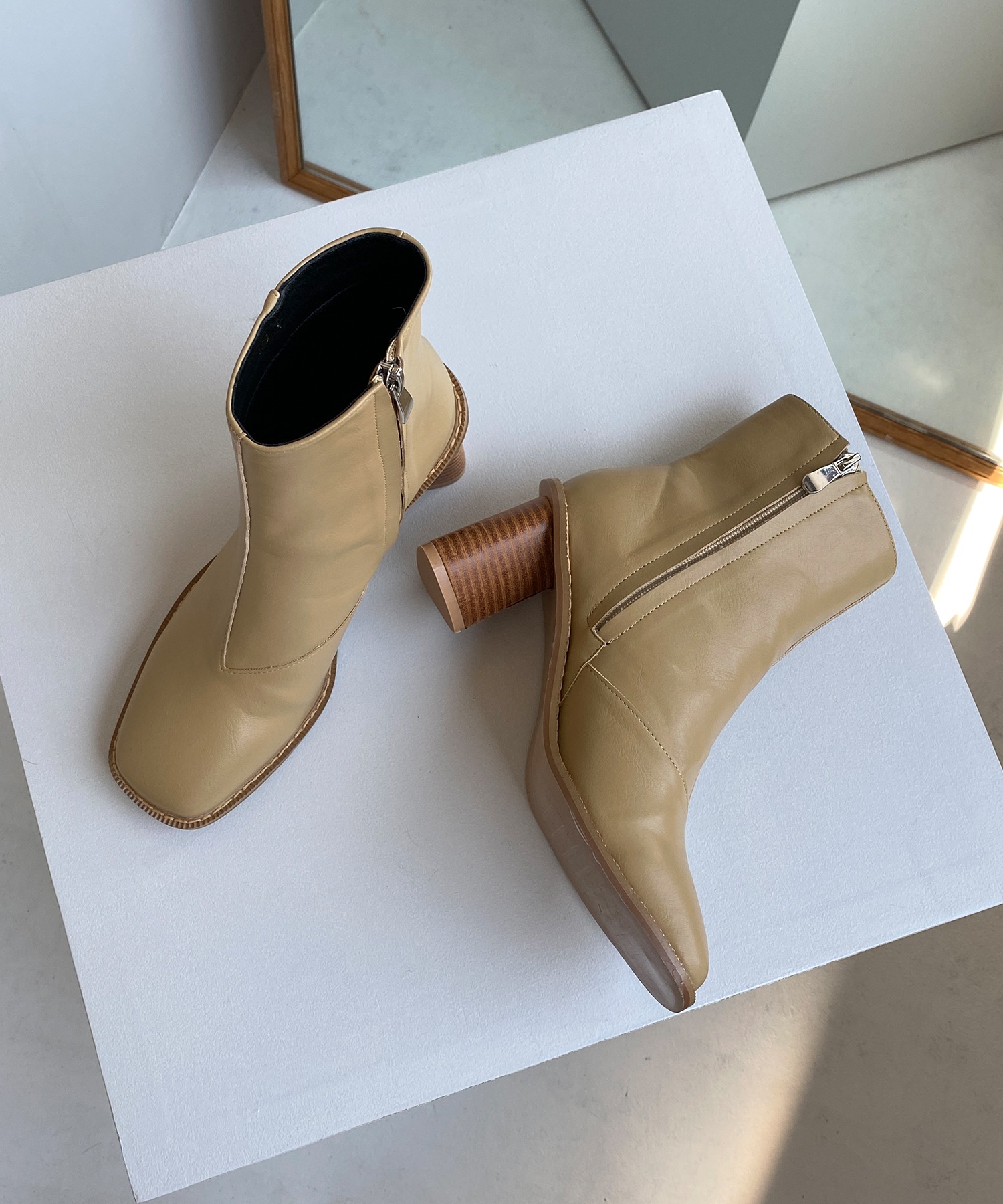 Triangle heel outlet boots