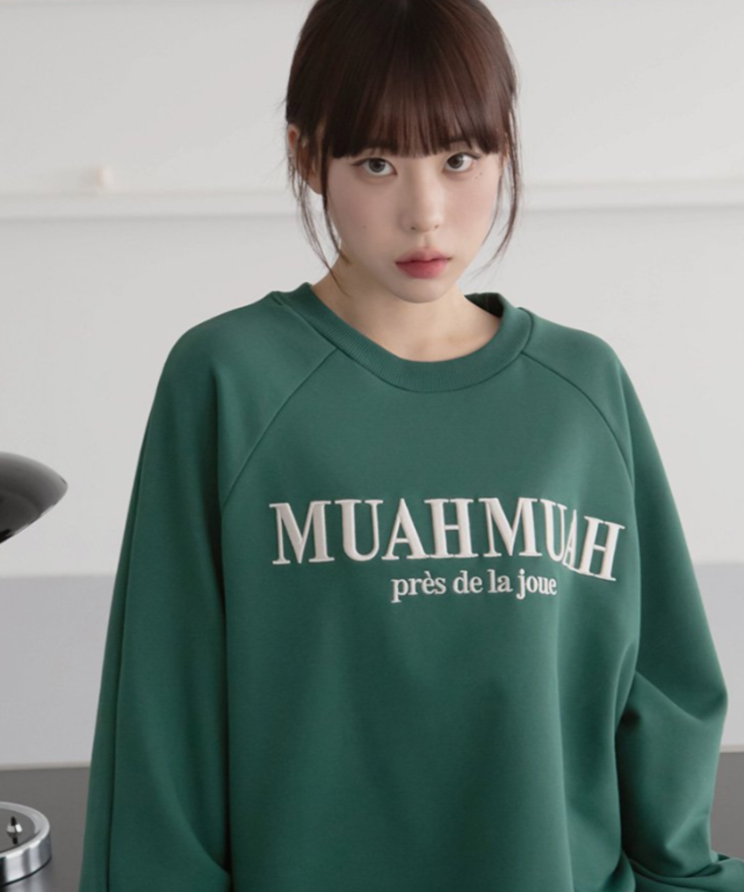 ニット セーター A'GEM/9 × .kom 「muah muah/ムーアムーア」 STITCH LOGO ROUND KNIT/ステッチロゴラウン A'GEM/9 × .kom 『muah muah/ムーアムーア』 STITCH LOGO ROUND