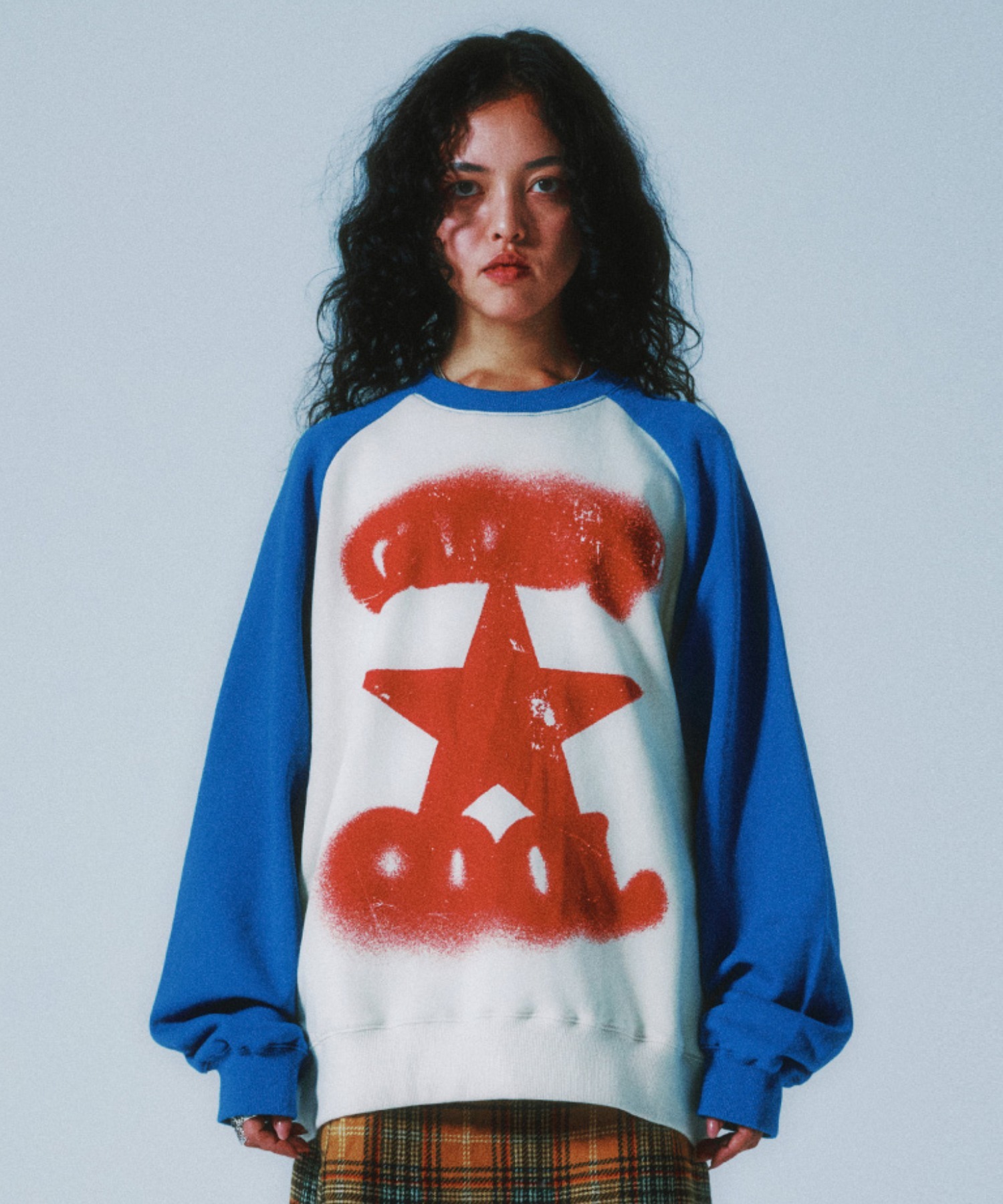 A'GEM/9 × .kom『ISTKUNST/イストクンスト』 Gu0026C STAR RAGLAN SWEATSHIRTS/スターデザイン  ラグランスリーブ プルオーバー スウェット 韓国ブランドセレクト│A'GEM/9×.KOM【公式】｜韓国・ストリートブランド通販サイト  エージェムナイン ドットケーオーエム