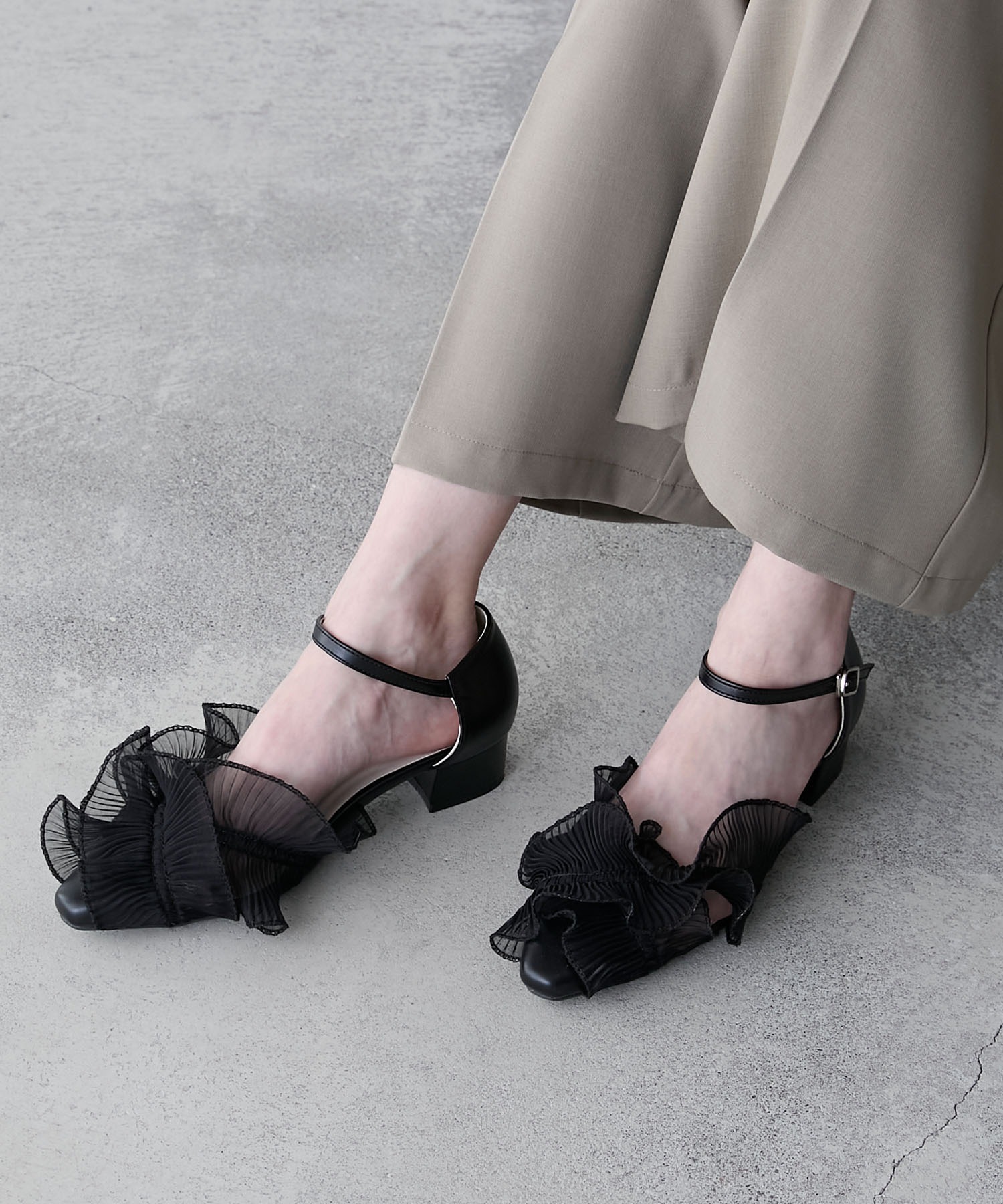 【forksy.】【オケージョン対応】ポインテッドトゥ シアーフリル パンプス