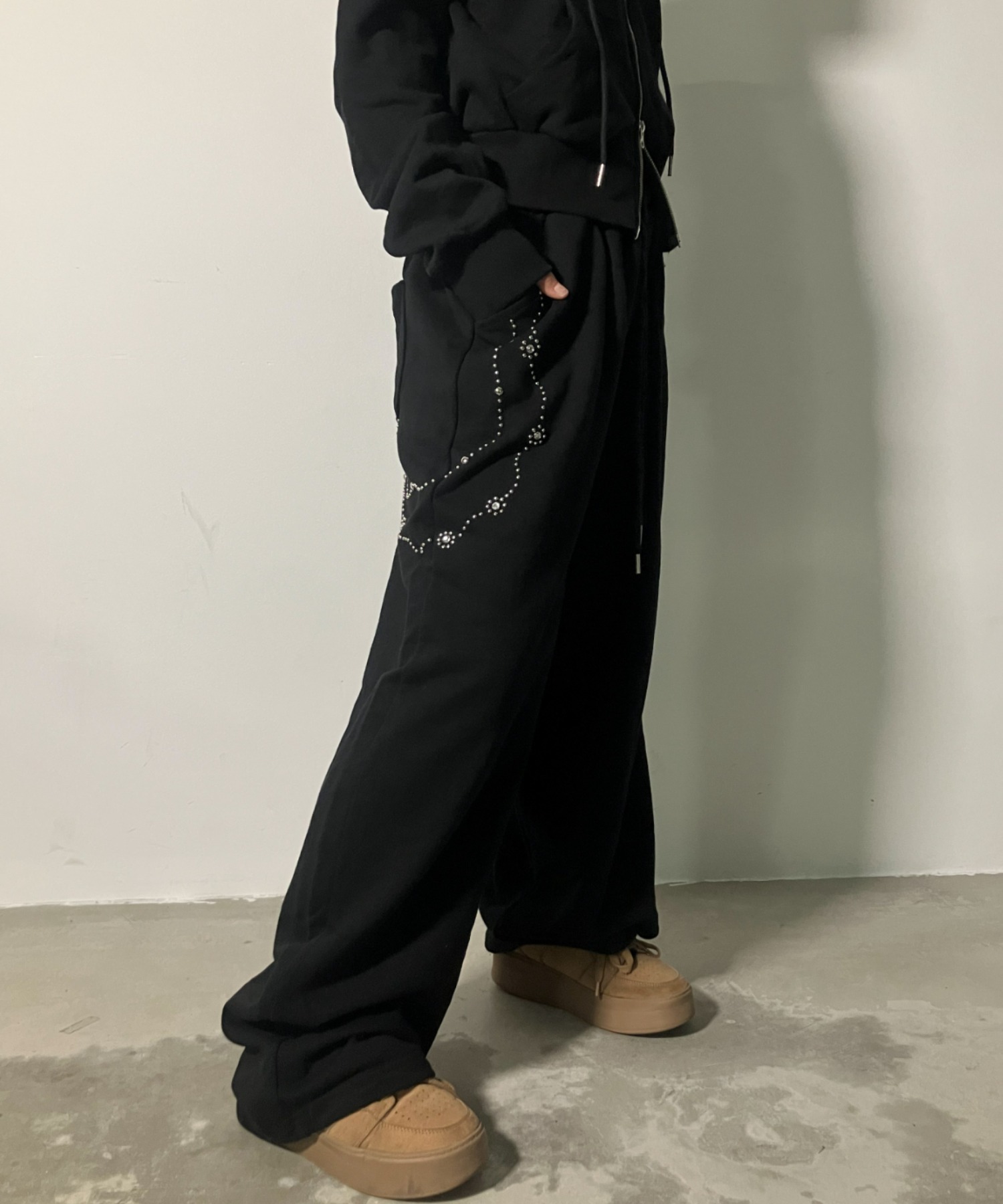 ムンムンオーダー等身大♡ A'GEM/9 × .kom 『.KOM/ドットケーオーエム』Sparkle Line Sweat Pants