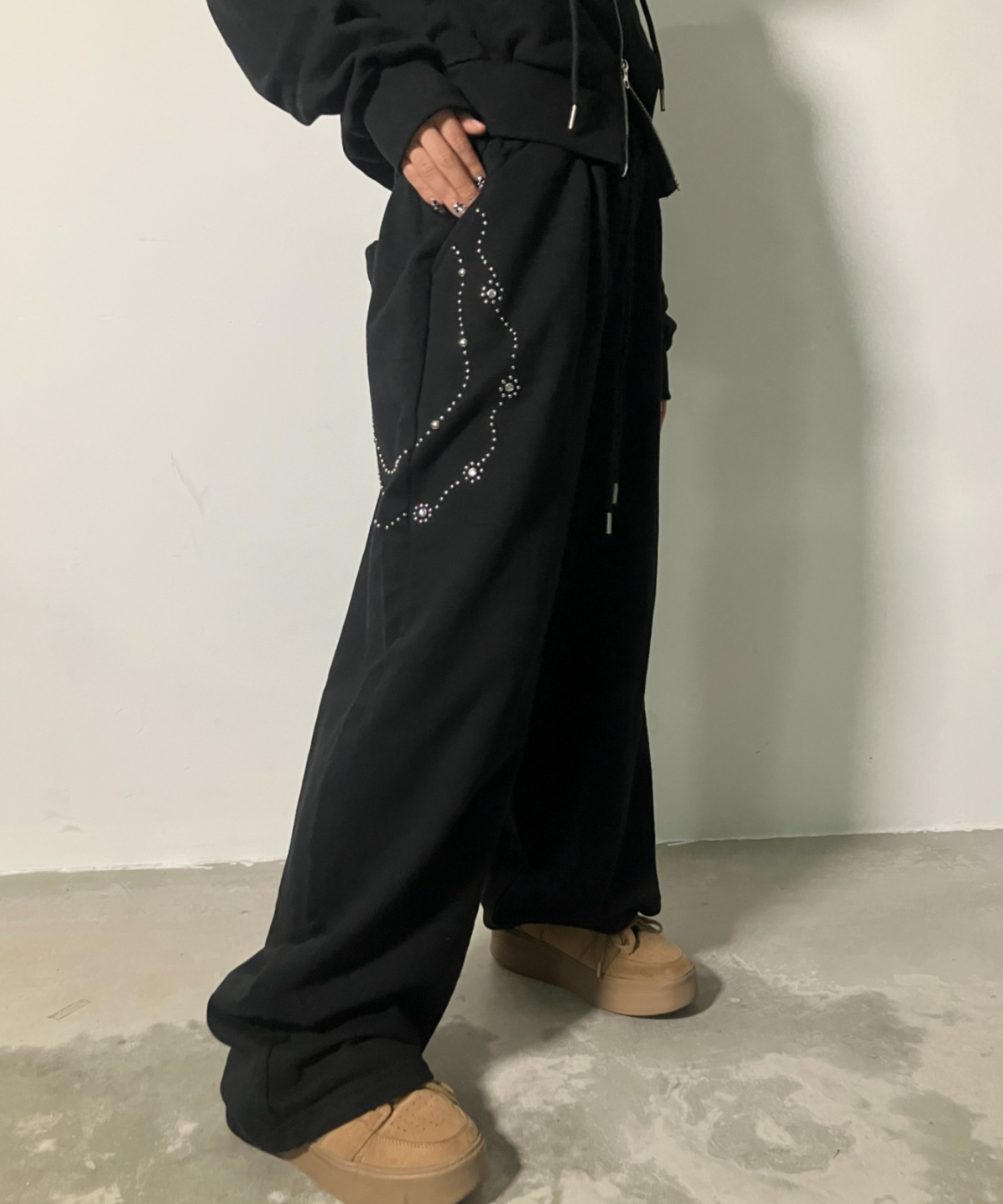 A'GEM/9 × .kom 『.KOM/ドットケーオーエム』Sparkle Line Sweat Pants