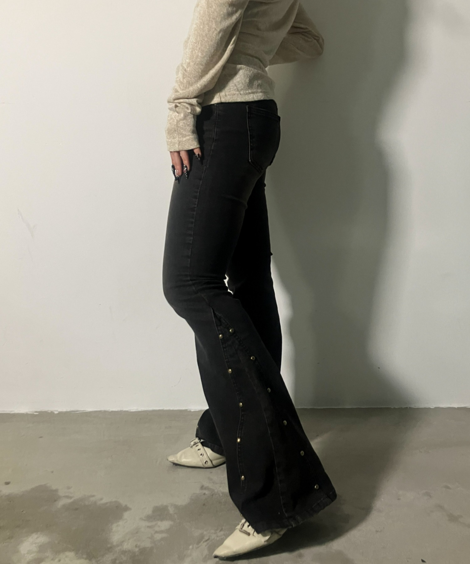 A'GEM/9 × .kom 『.KOM/ドットケーオーエム』Studded Flare Denim