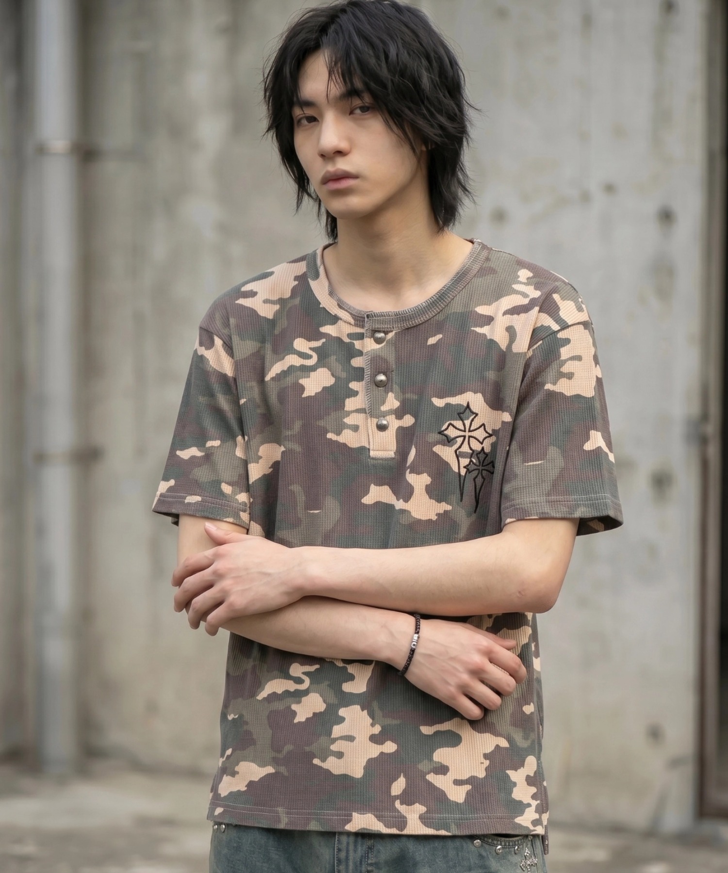 【G.E.M.】プラネタリーテトラペンデュラム A'GEM/9 × .kom 『FREEDEE/フリーディー』クロス刺繍ヘンリーネック