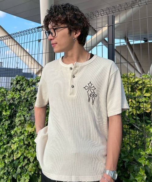 A'GEM/9 × .kom 『FREEDEE/フリーディー』クロス刺繍ヘンリーネック