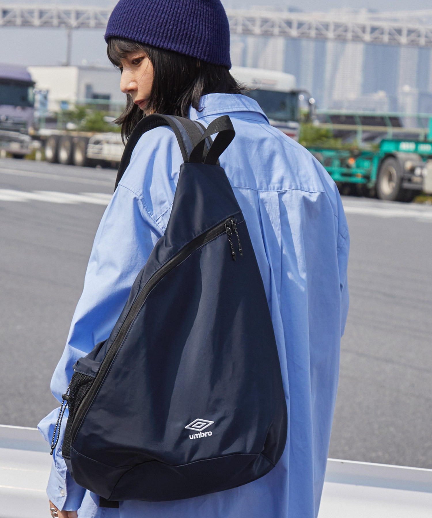 【即完売】UMBRO ショルダーバッグ　スリングバッグ　ワンショルダーバッグ UMBRO/アンブロ 別注 ナイロンワンショルダーボディーバッグ MONO-MART