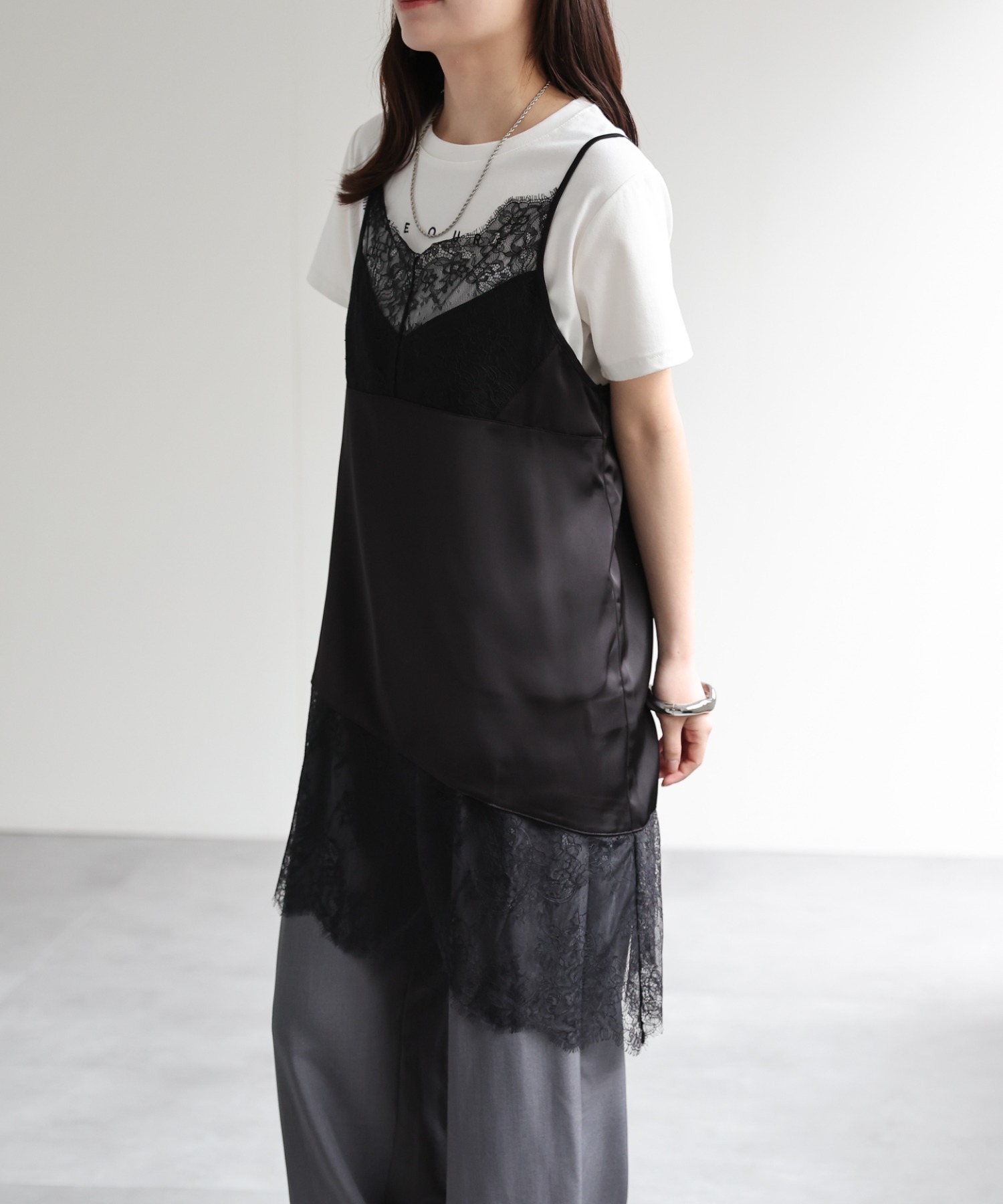 model：156cm 着用サイズ：FREE
※裾がアシンメトリーデザインです。