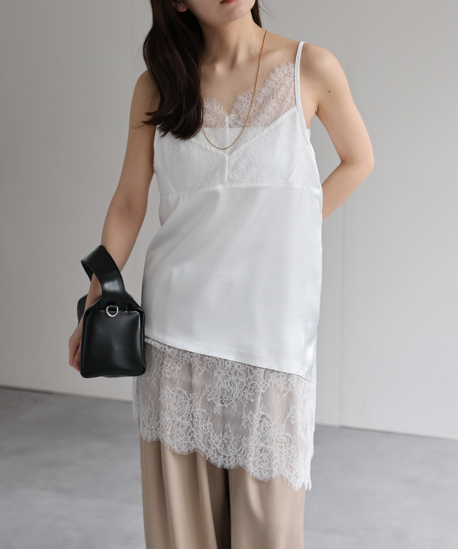 model：156cm 着用サイズ：FREE
※裾がアシンメトリーデザインです。