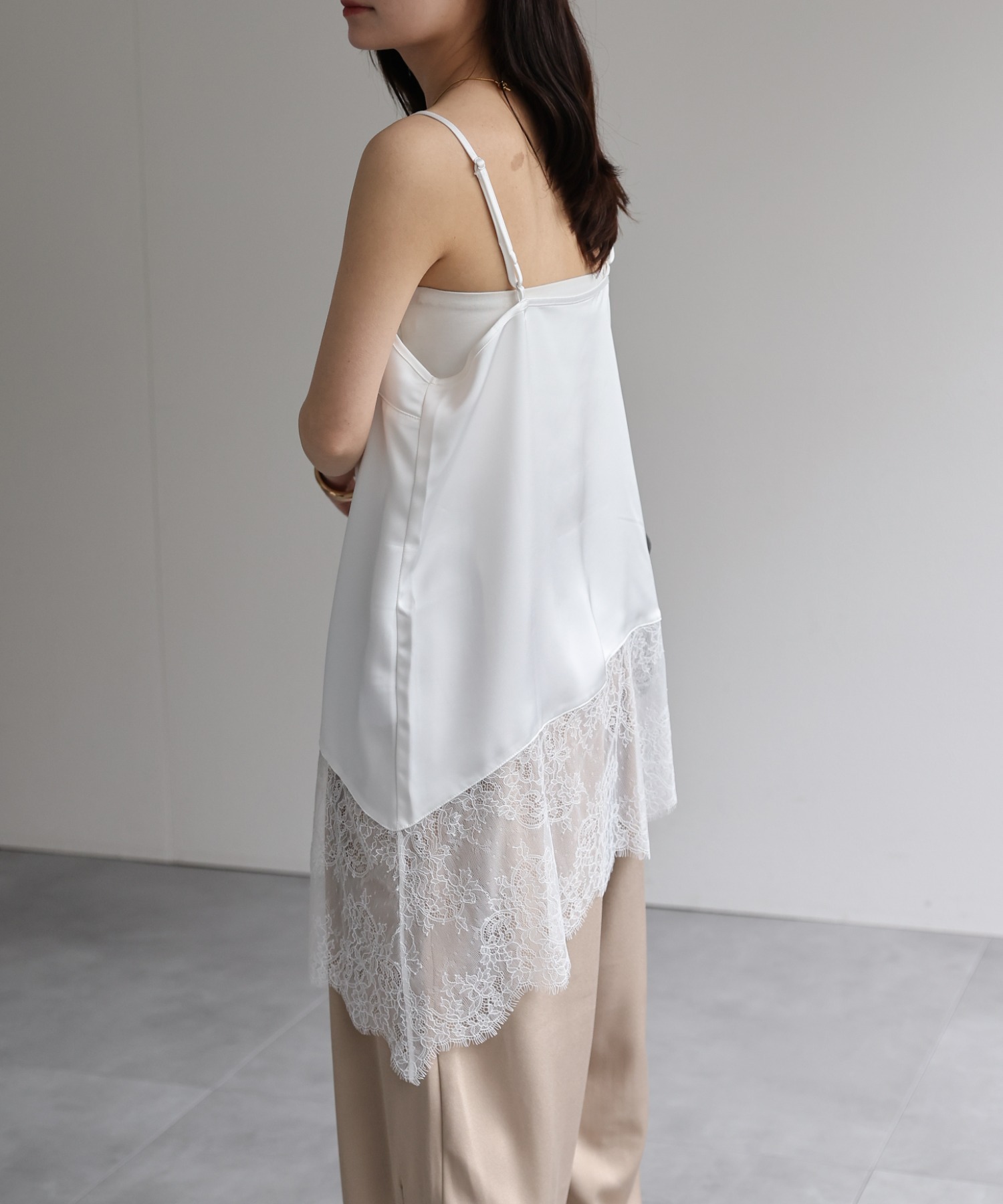 model：156cm 着用サイズ：FREE
※裾がアシンメトリーデザインです。