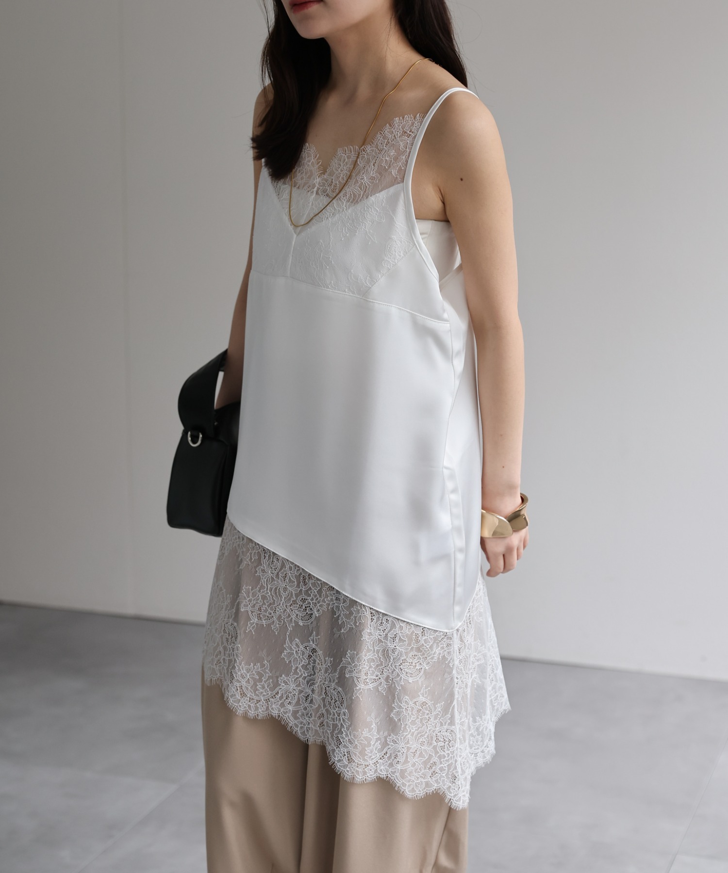 model：156cm 着用サイズ：FREE
※裾がアシンメトリーデザインです。