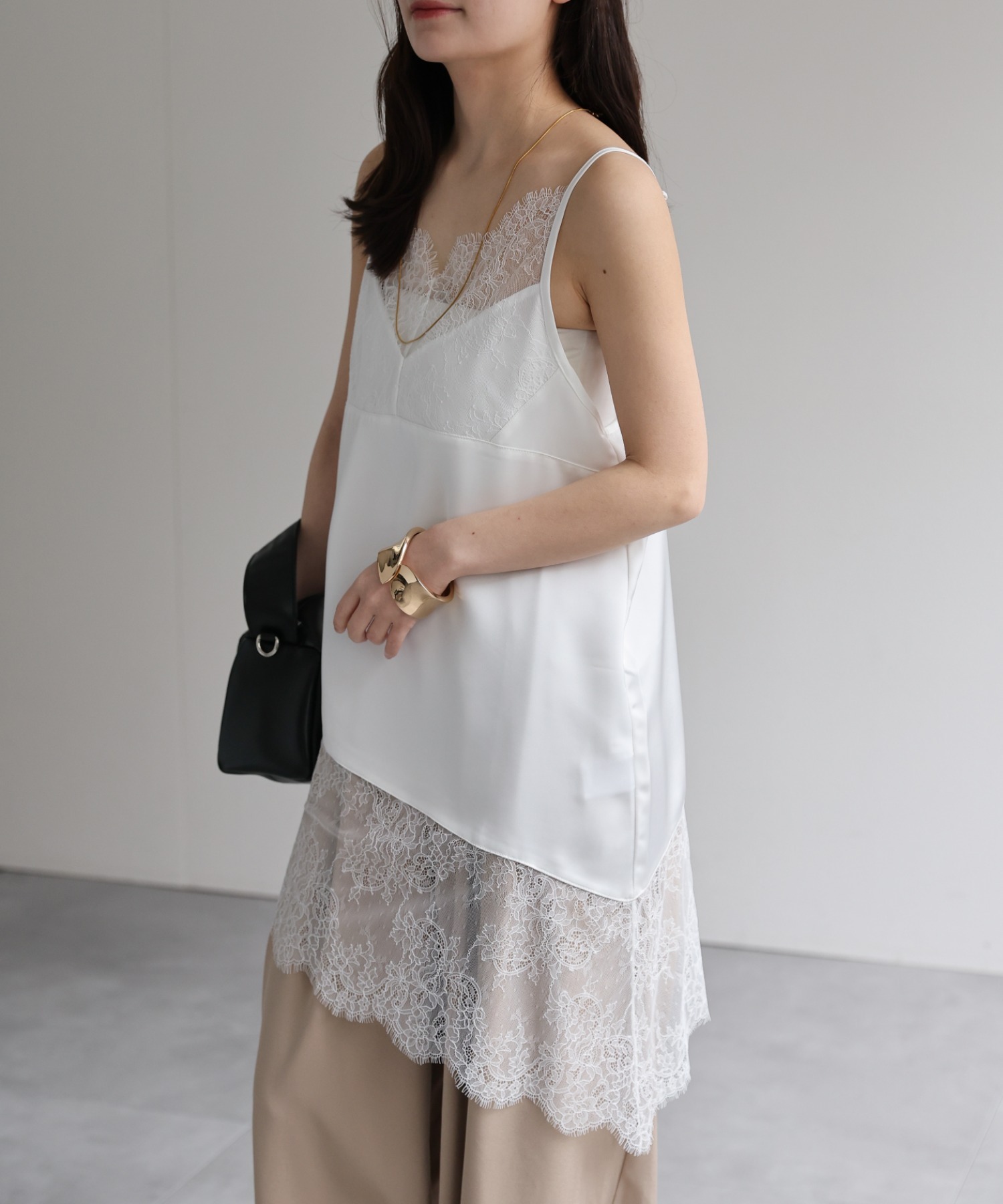 model：156cm 着用サイズ：FREE
※裾がアシンメトリーデザインです。
