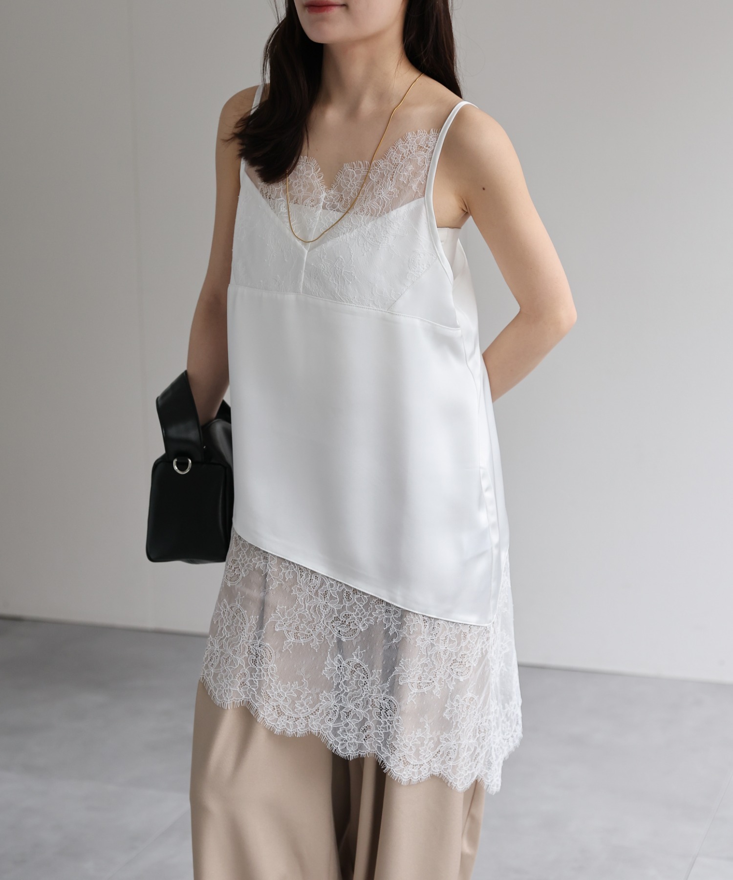 model：156cm 着用サイズ：FREE
※裾がアシンメトリーデザインです。