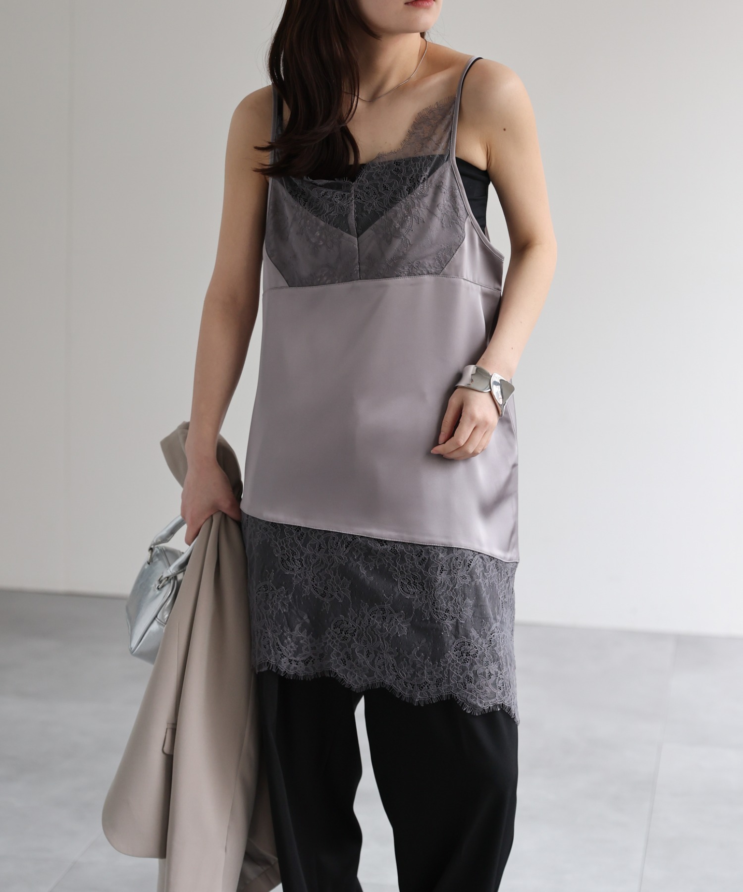 model：156cm 着用サイズ：FREE
※裾がアシンメトリーデザインです。