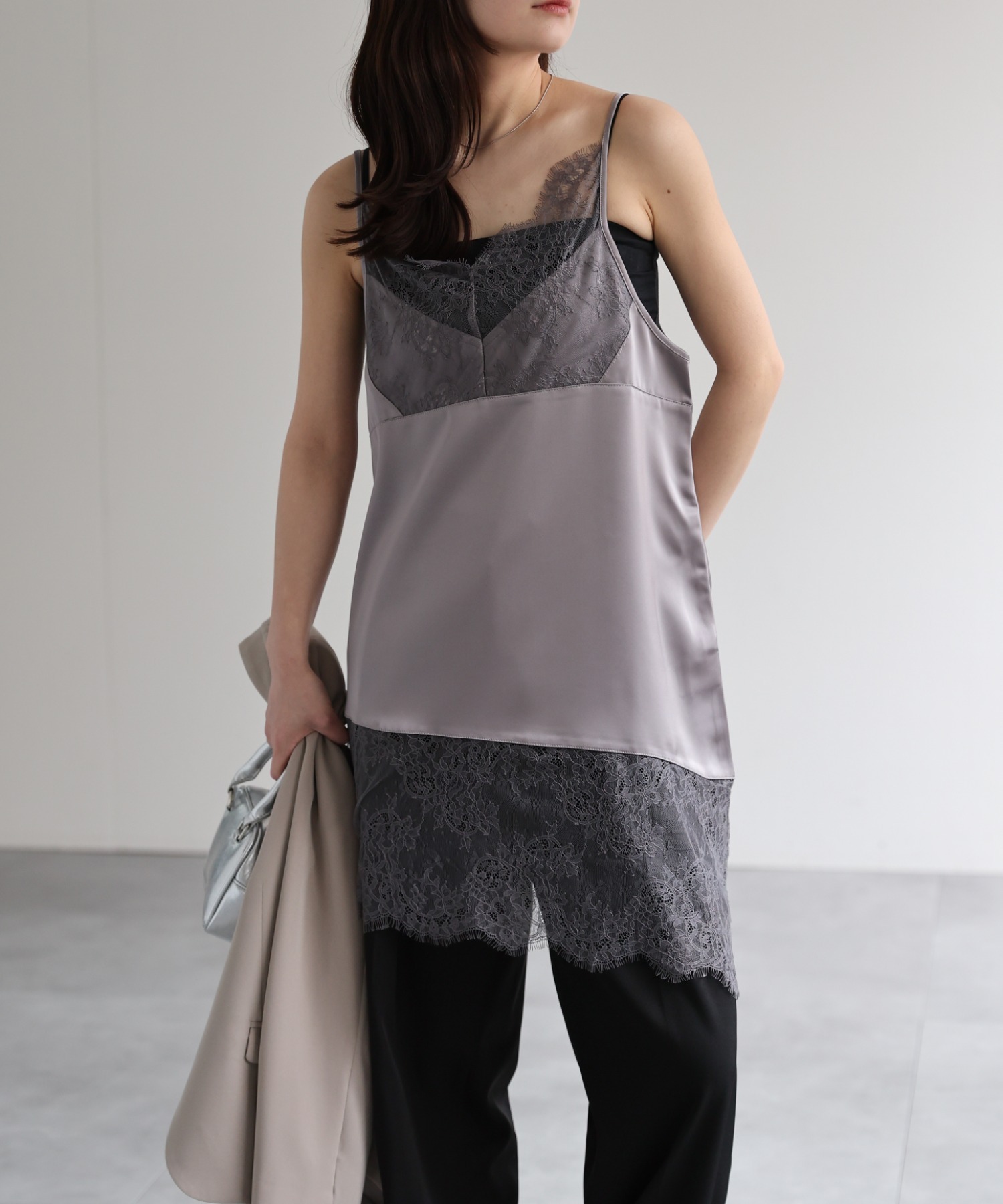 model：156cm 着用サイズ：FREE
※裾がアシンメトリーデザインです。